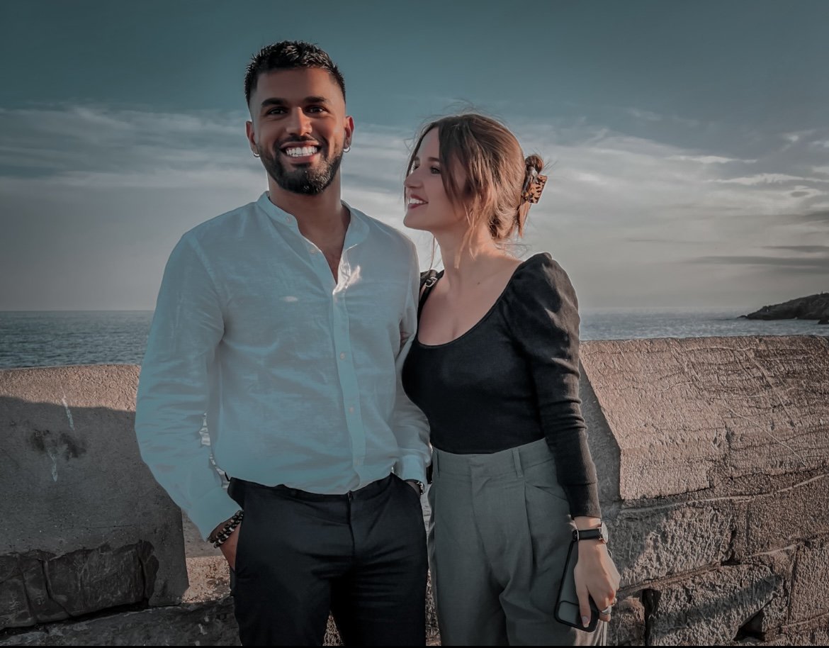 alt=Séance photo romantique d'un couple à Sète lors du coucher de soleil