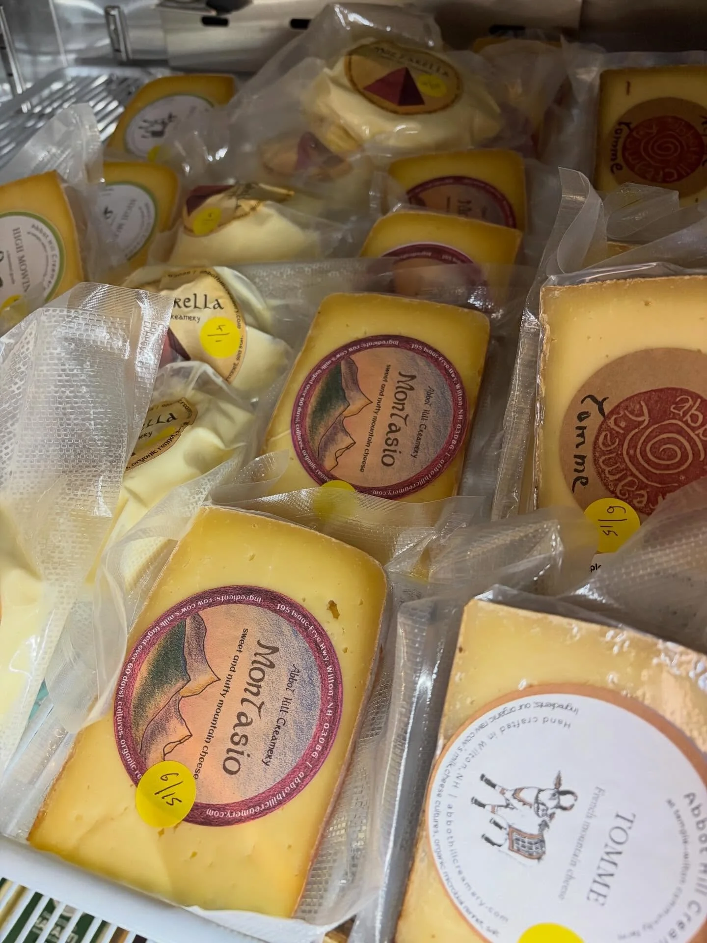 🍷 🧀 If you are looking for a super authentic, delicious and very LOCAL cheese and wine tasting, come try something new this Saturday March 14th from 11 AM - 2 PM. 

@nokvino and @abbothillcreamery have come together to bring us some wines and chees