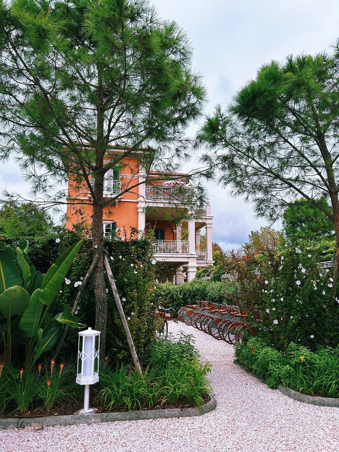 Showcasing @lapensioneamerica 

The newest addition to magical Forte dei Marmi with 18 rooms and suites - all with private terrace and views of the pool and gardens. From the owners of the famed Villa Roma Imperiale, their new sister property aims to