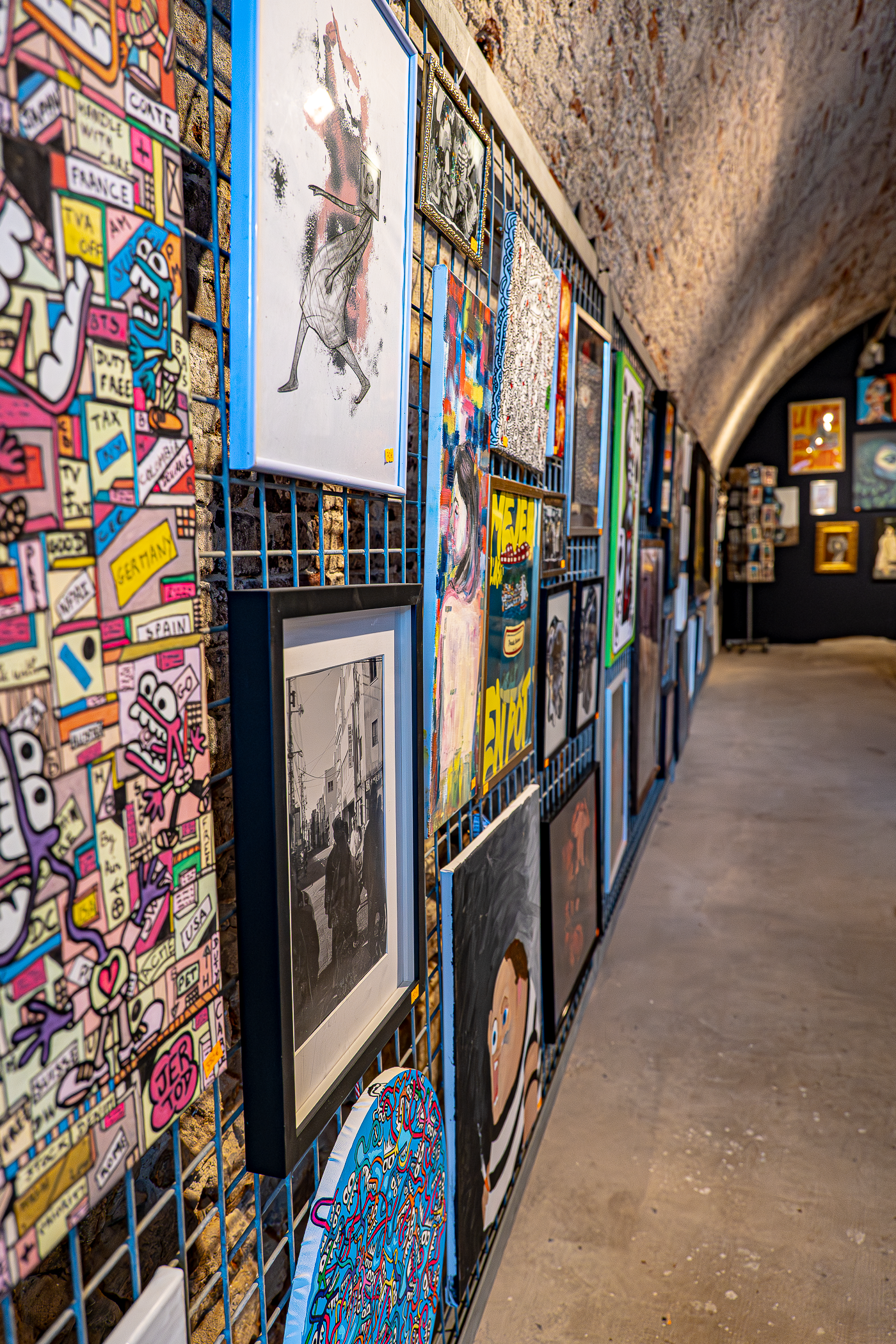   Créations locales exposées lors du Pop Hop BAzaar, Fort Napoléon, La Seyne-sur-Mer, 2025. Pièces uniques et numérotées qui célèbrent le talent et la créativité des artistes de notre région. Photographie © Laizzlie  