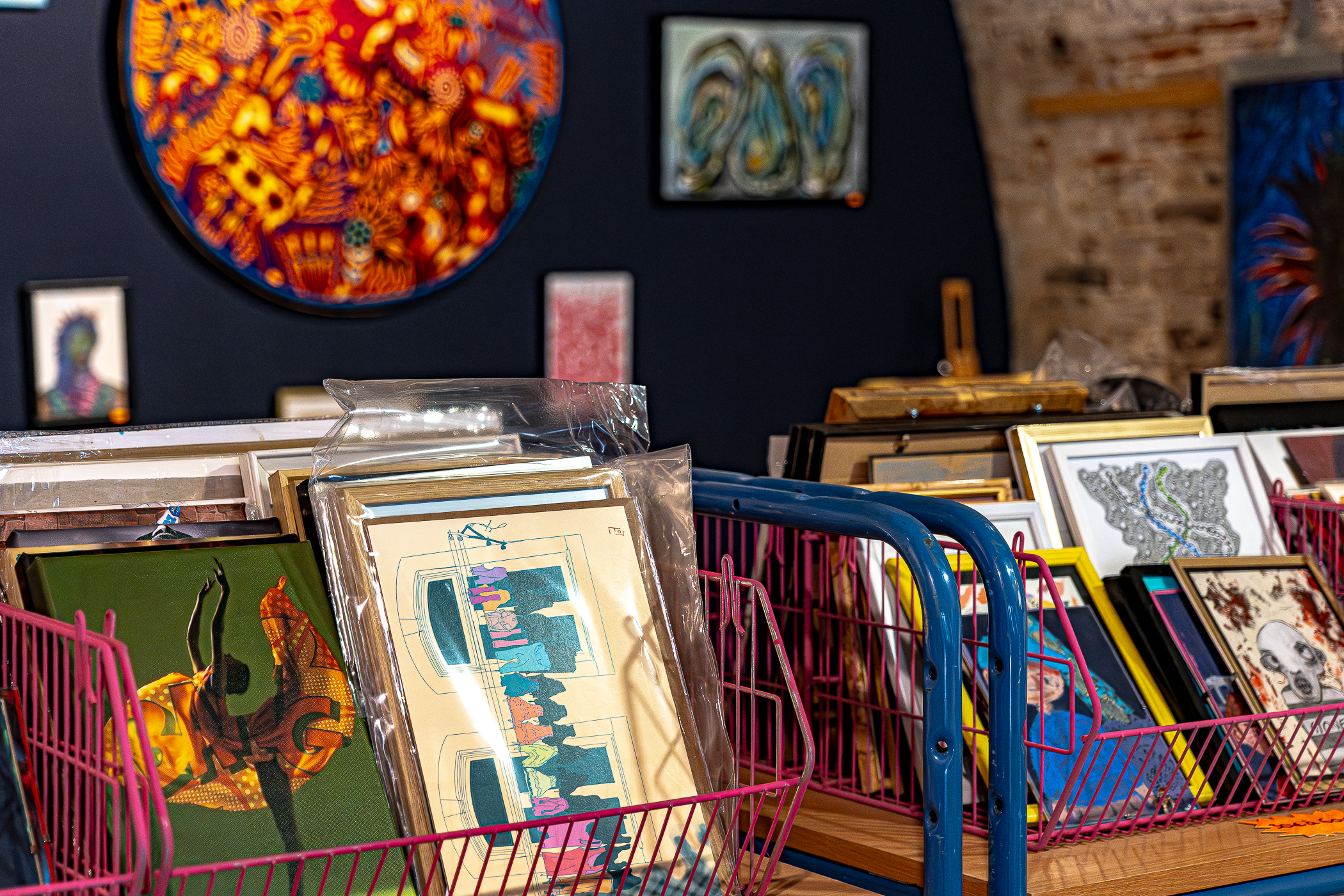   Créations locales exposées lors du Pop Hop BAzaar, Fort Napoléon, La Seyne-sur-Mer, 2025. Pièces uniques et numérotées qui célèbrent le talent et la créativité des artistes de notre région. Photographie © Laizzlie  