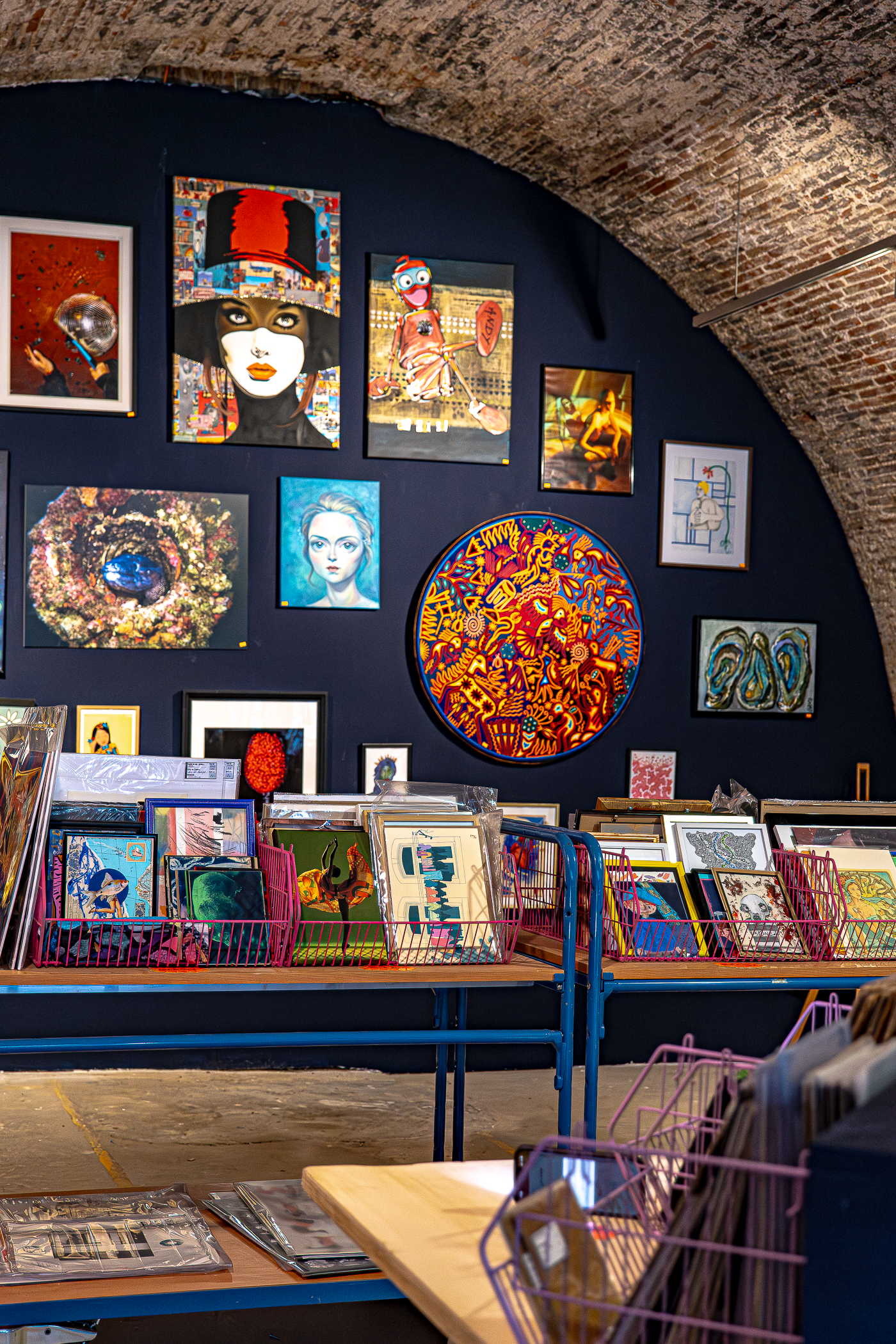   Créations locales exposées lors du Pop Hop BAzaar, Fort Napoléon, La Seyne-sur-Mer, 2025. Pièces uniques et numérotées qui célèbrent le talent et la créativité des artistes de notre région. Photographie © Laizzlie  