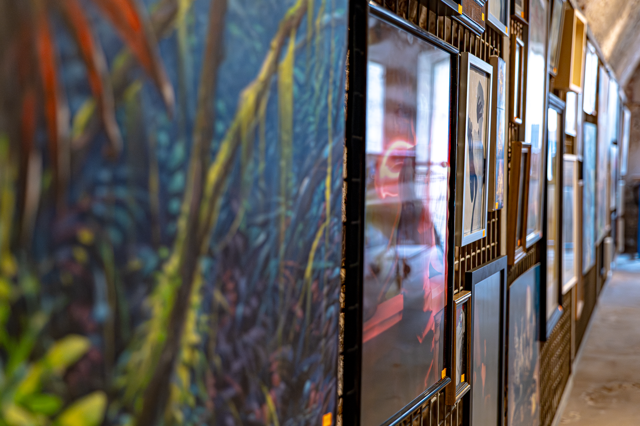   Créations locales exposées lors du Pop Hop BAzaar, Fort Napoléon, La Seyne-sur-Mer, 2025. Pièces uniques et numérotées qui célèbrent le talent et la créativité des artistes de notre région. Photographie © Laizzlie  