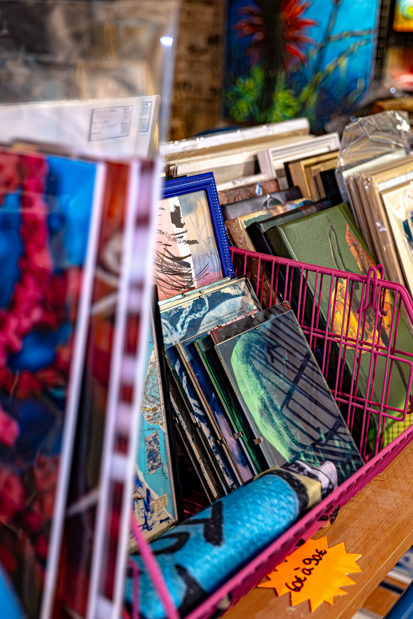   Créations locales exposées lors du Pop Hop BAzaar, Fort Napoléon, La Seyne-sur-Mer, 2025. Pièces uniques et numérotées qui célèbrent le talent et la créativité des artistes de notre région. Photographie © Laizzlie  