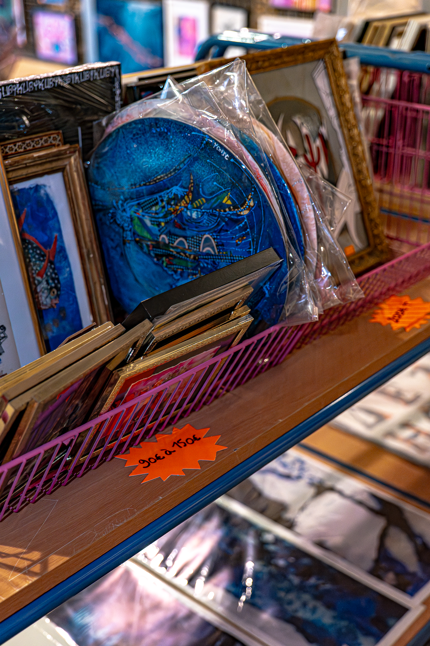   Créations locales exposées lors du Pop Hop BAzaar, Fort Napoléon, La Seyne-sur-Mer, 2025. Pièces uniques et numérotées qui célèbrent le talent et la créativité des artistes de notre région. Photographie © Laizzlie  