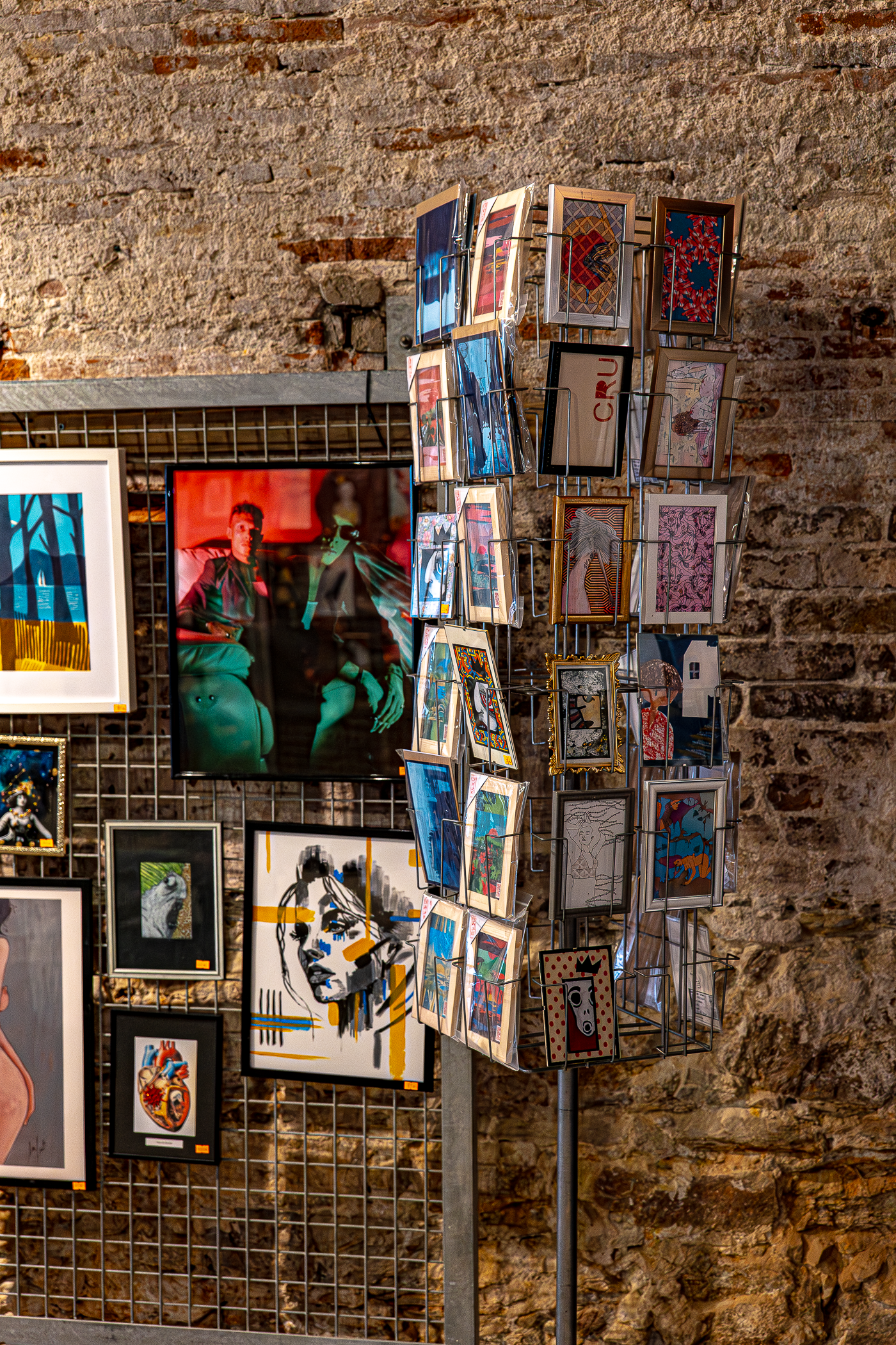   Créations locales exposées lors du Pop Hop BAzaar, Fort Napoléon, La Seyne-sur-Mer, 2025. Pièces uniques et numérotées qui célèbrent le talent et la créativité des artistes de notre région. Photographie © Laizzlie  