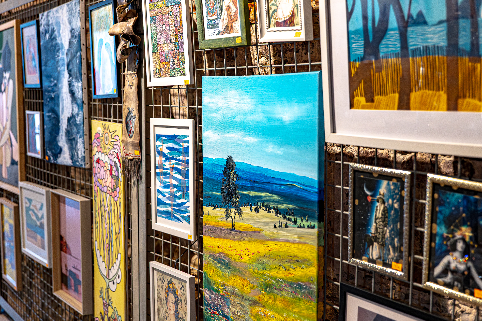   Créations locales exposées lors du Pop Hop BAzaar, Fort Napoléon, La Seyne-sur-Mer, 2025. Pièces uniques et numérotées qui célèbrent le talent et la créativité des artistes de notre région. Photographie © Laizzlie  