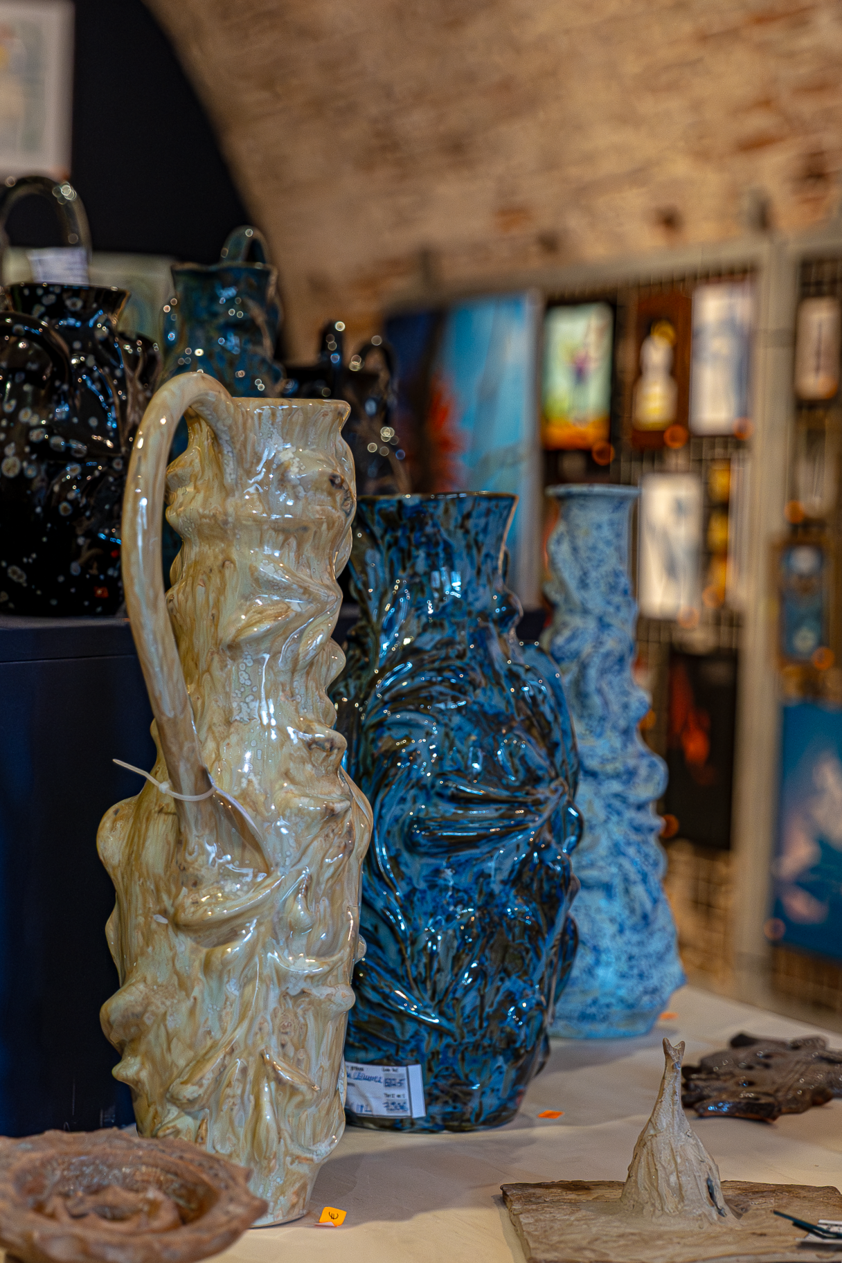   Créations locales exposées lors du Pop Hop BAzaar, Fort Napoléon, La Seyne-sur-Mer, 2025. Pièces uniques et numérotées qui célèbrent le talent et la créativité des artistes de notre région. Photographie © Laizzlie  