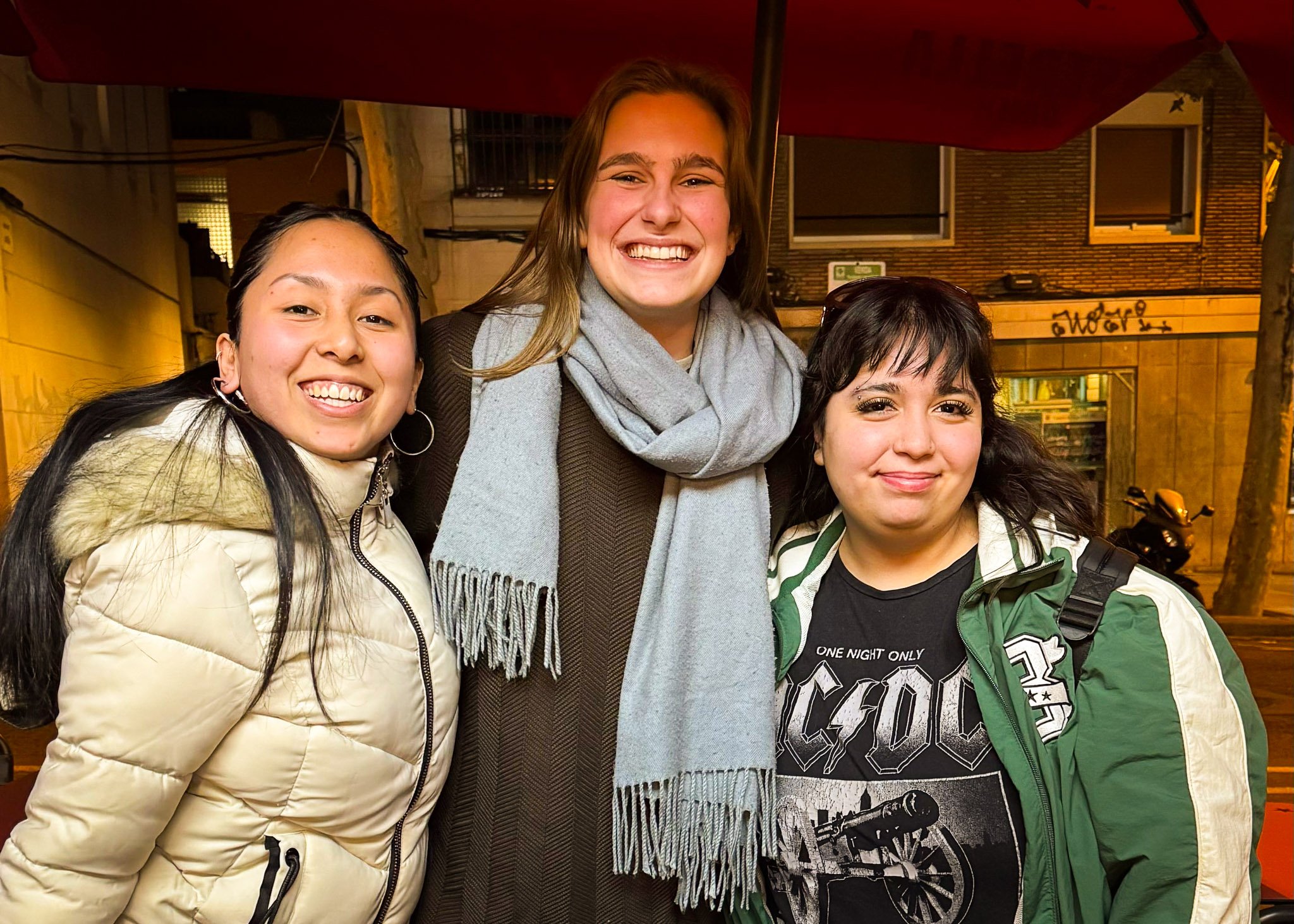 CRUZANDO PANTALLAS Y OCÉANOS