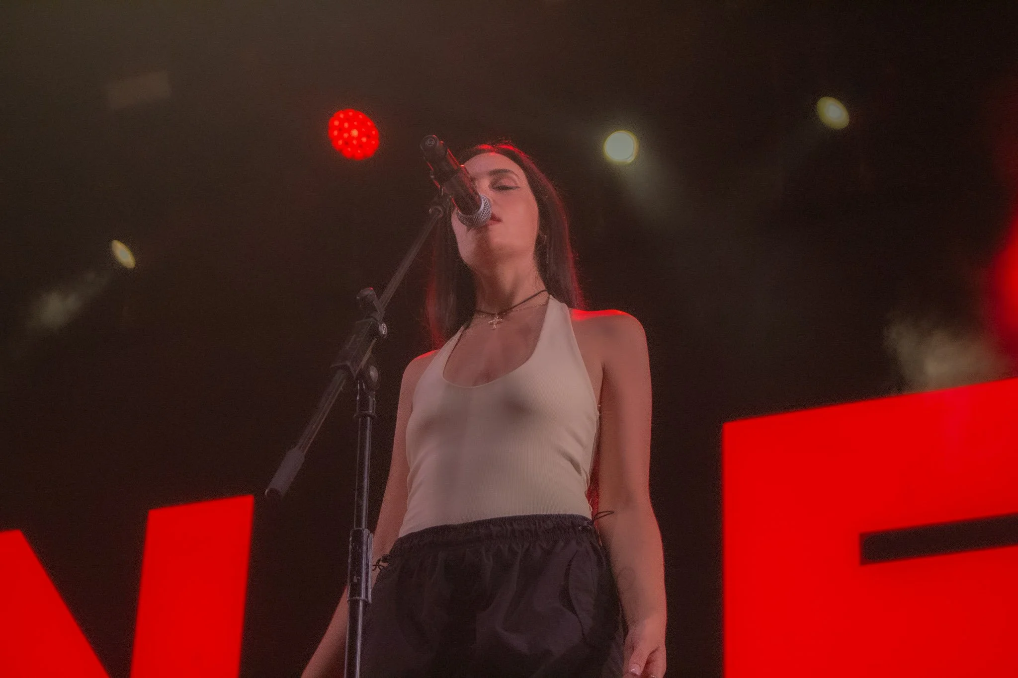 Una de las coristas del grupo argentino NAFTA arriba del escenario.