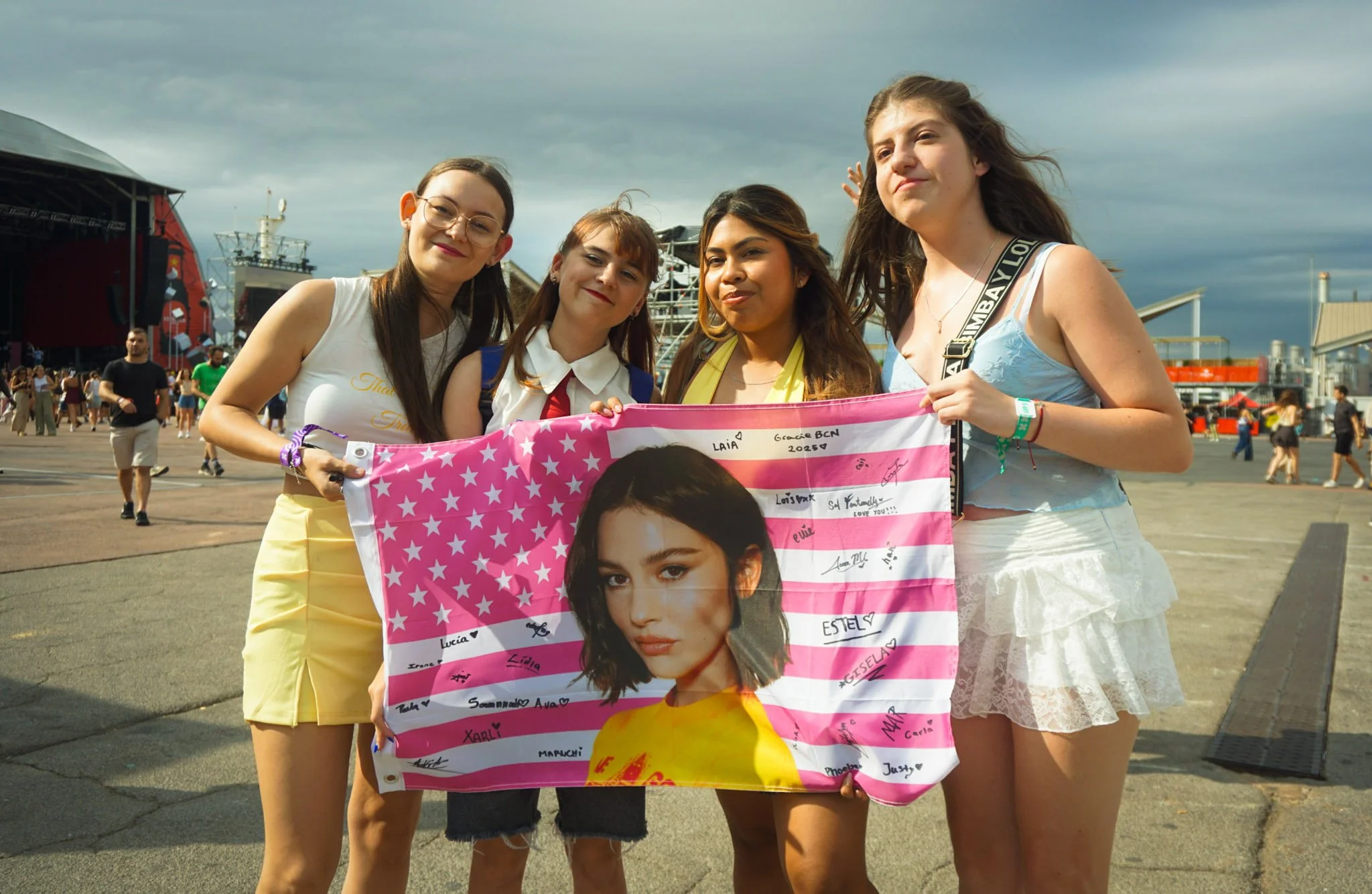 Jóvenes con una badera de Gracie Abrams en el festival Cruïlla de Barcelona.