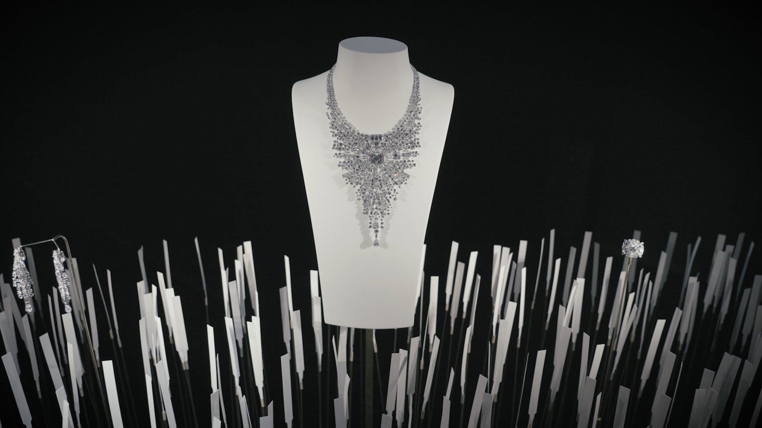 MAZ_EPD_COL_CHANEL PREVIEW_Diamond Sillage-Necklace 2_IMG_16x9.jpg