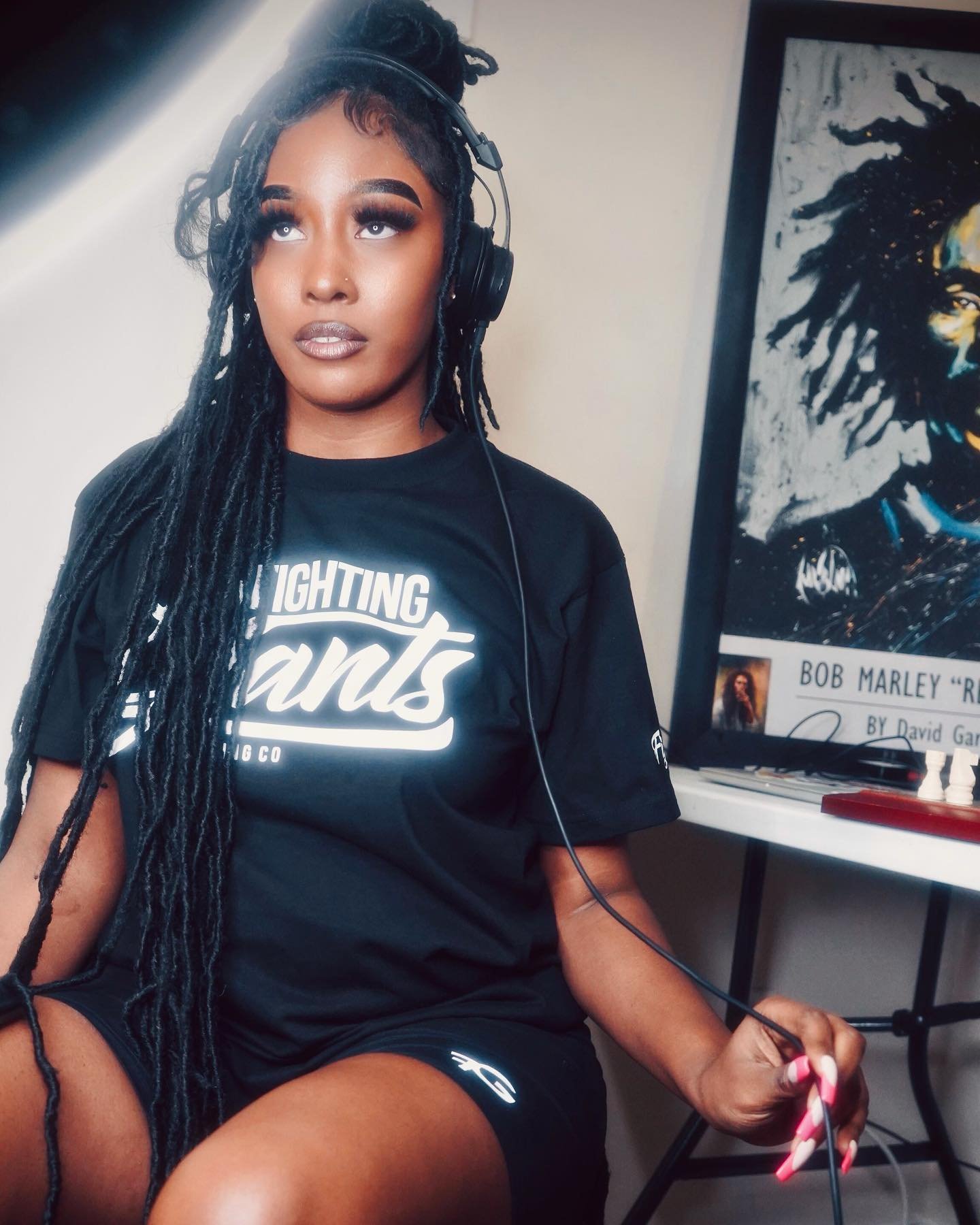 niki-blk-og-wmnz--tee.jpeg