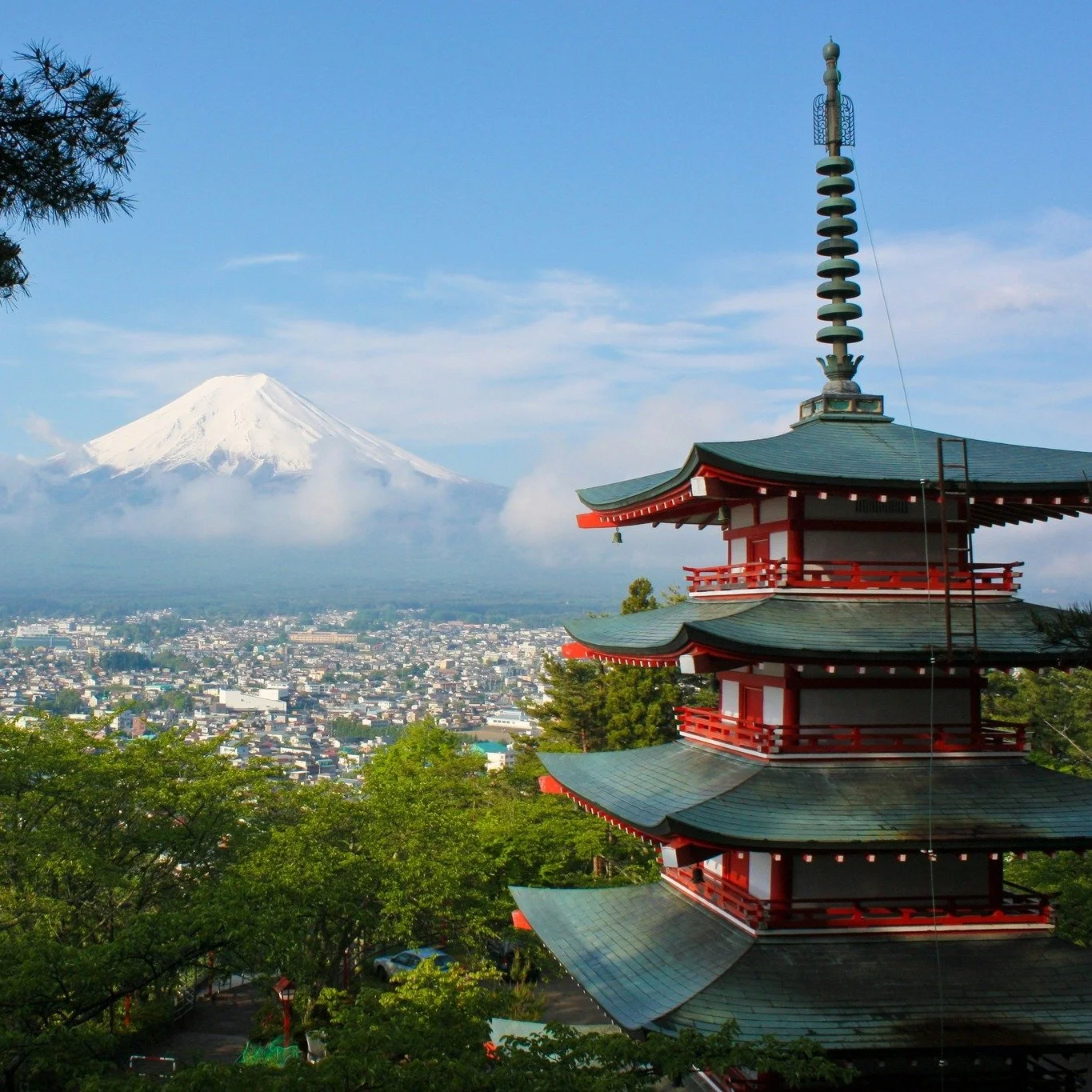 Japan is one of the best family trips you will ever take. And I don't say that lightly. 🇯🇵

Imagine your kids eating chanko nabe with sumo wrestlers in Tokyo.
Then pressing their faces against the bullet train window as Mount Fuji disappears into t