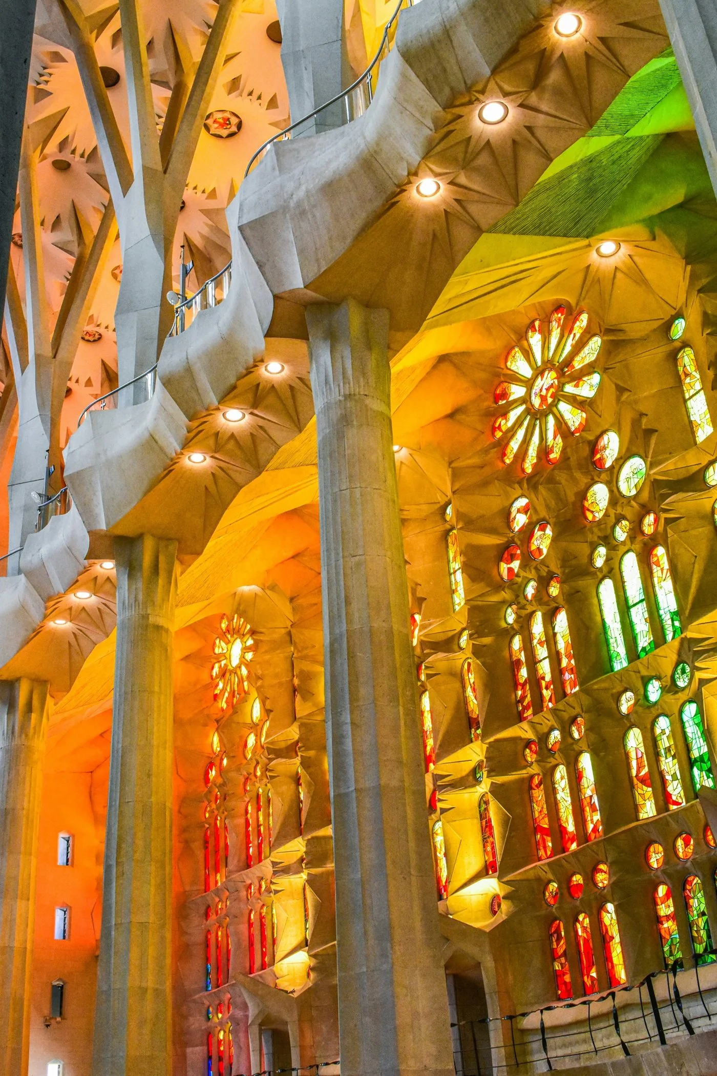 sagrada-famillia-barcelona-interior.jpg