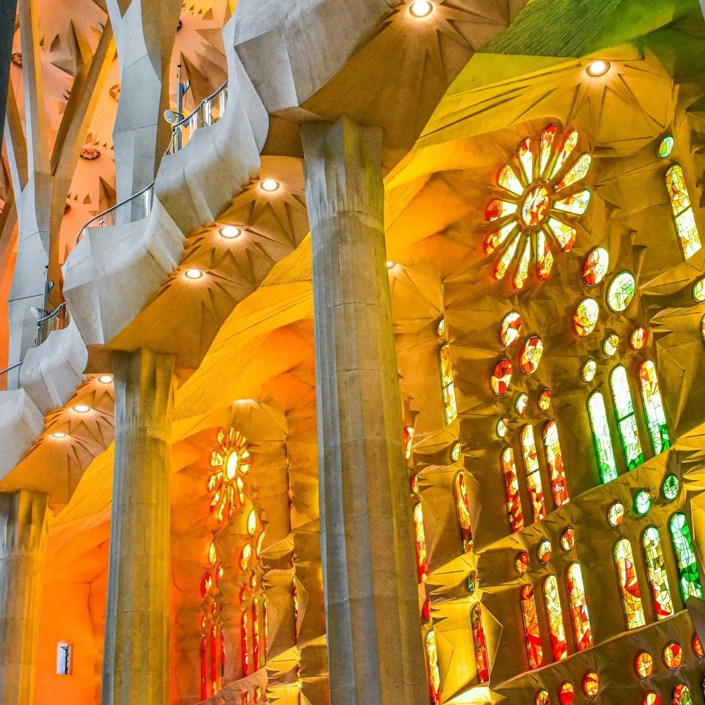 sagrada-famillia-barcelona-interior.jpg