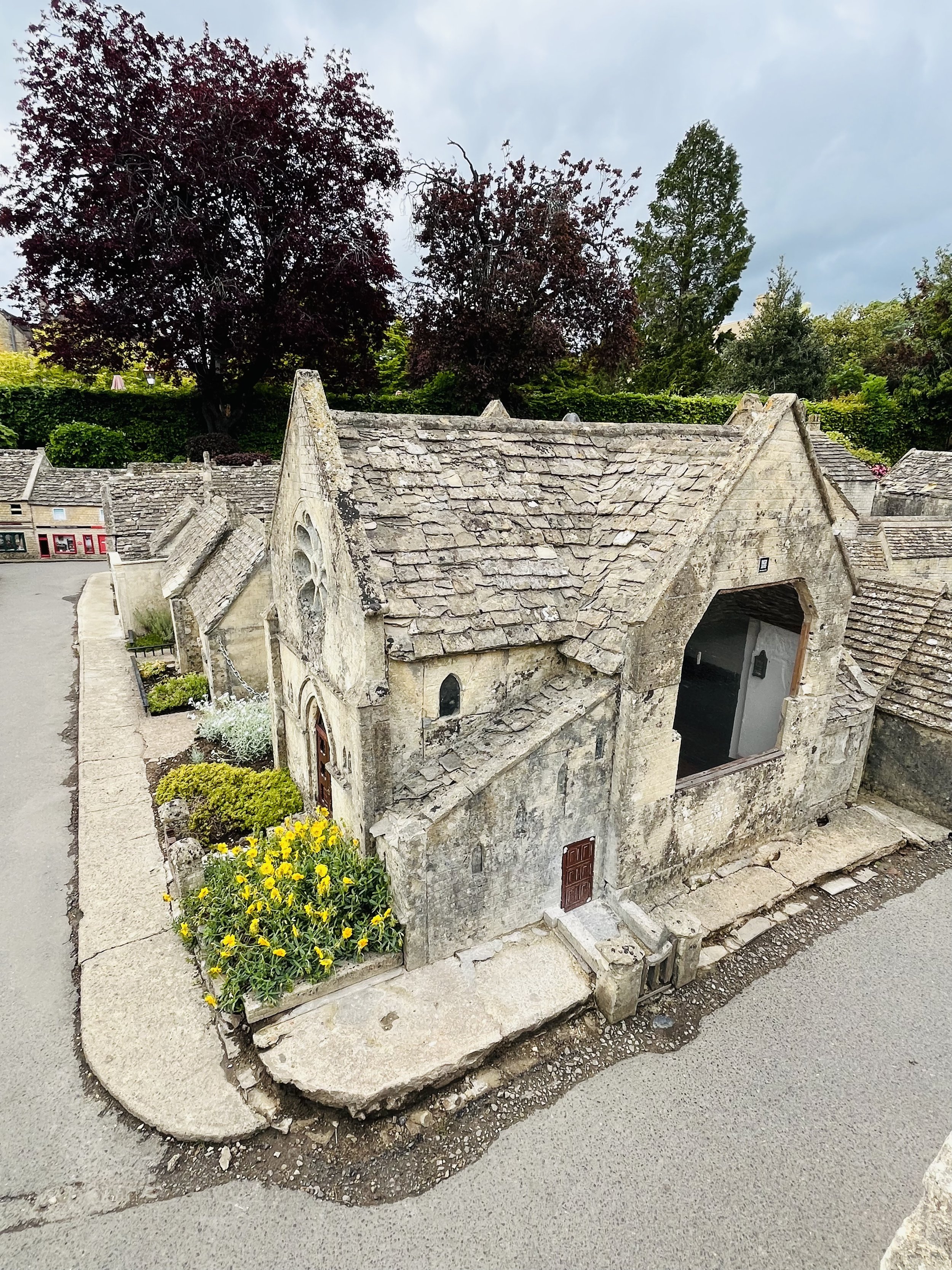 Honey-stone village street in Chipping Campden with the Market Hall in view, Cotswolds, England