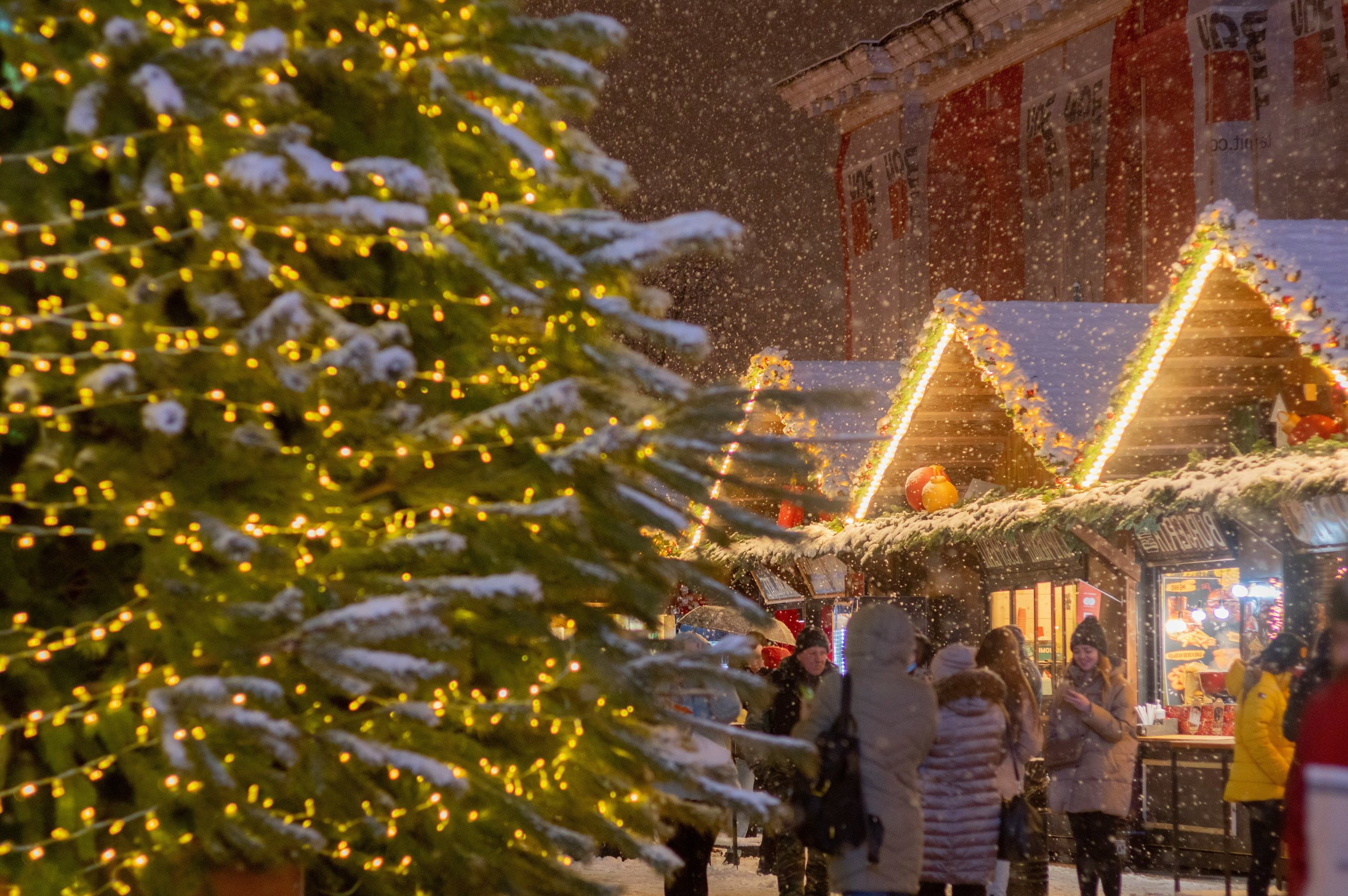 luxury-lapland-family-northern-lights-finland.jpg
