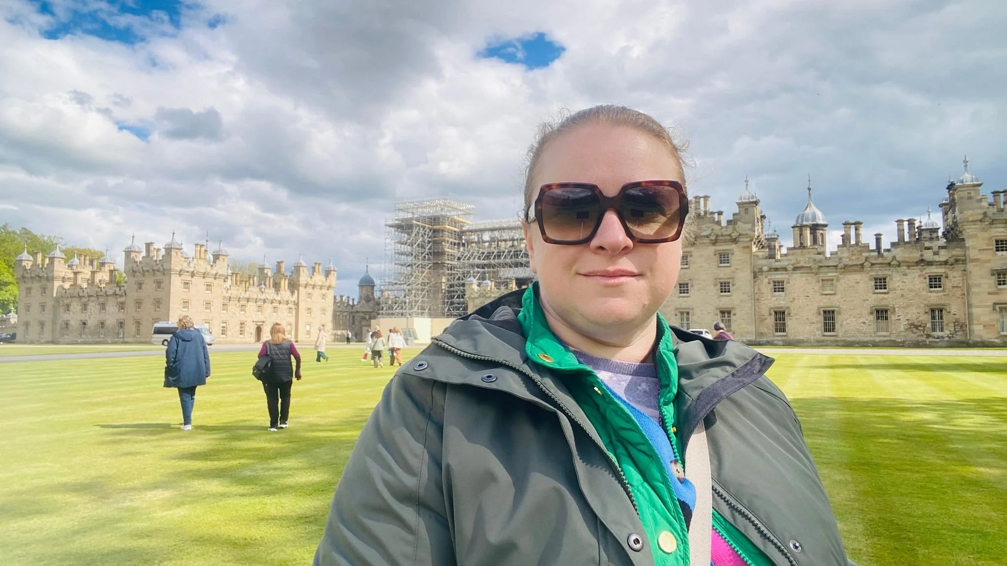 Floors Castle, a grand historic country house surrounded by expansive lawns and picturesque parkland in Kelso, Scotland.