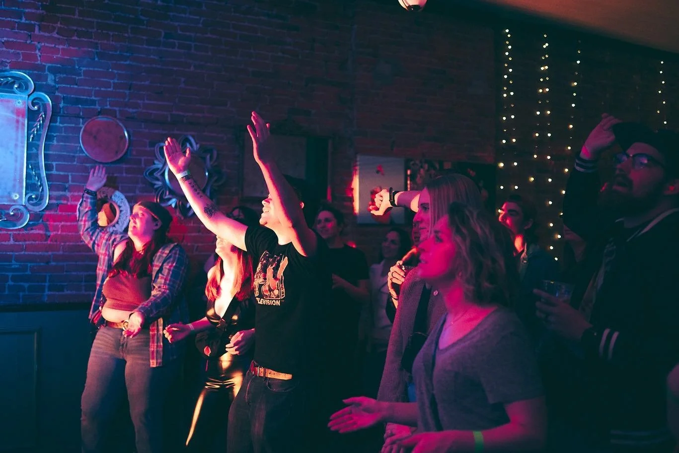 MADISON, WI 🌱

You&rsquo;re so pretty and fun!! Thanks for grooving with us and to @secretmenutheband @ronssupperclub @rigbypub for letting us crash into the Midwest 🤩🤠 

Madison was a first and we were SIKED over the  energy and warmth of the peo