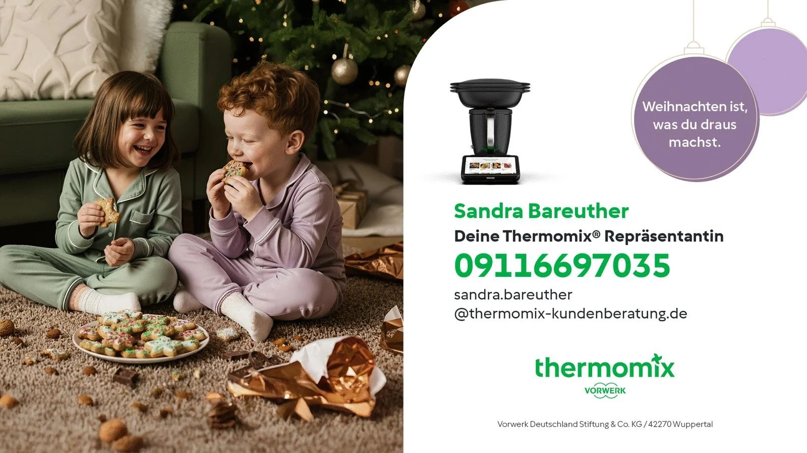 Zwei Kinder sitzen auf einem Teppich vor einem Weihnachtsbaum und essen Kekse, im Hintergrund sind Geschenke zu sehen.