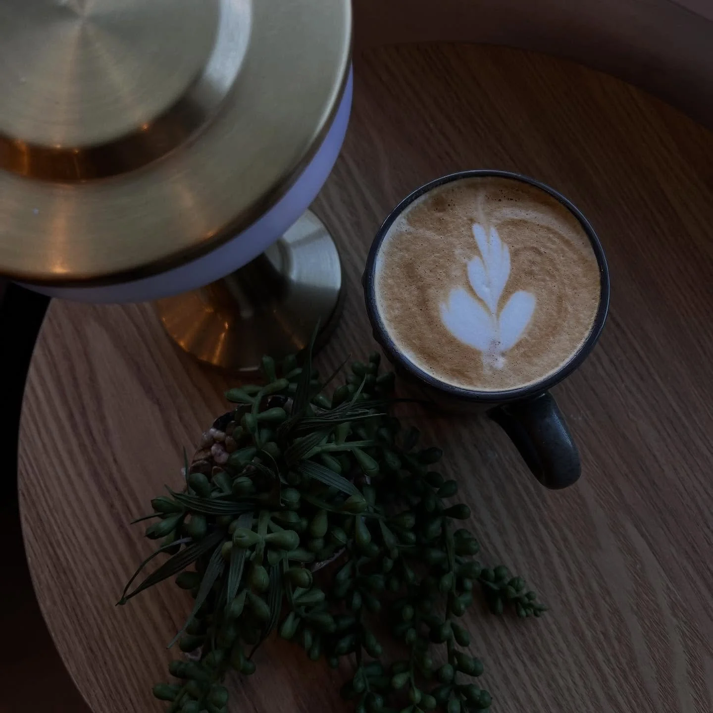 A little latte never hurt nobody ✨☕️
&bull;
Stop by everyday and grab a fresh coffee 🔥
&bull;
Great smiles , great vibes , great coffee - oasis 🫶🏾