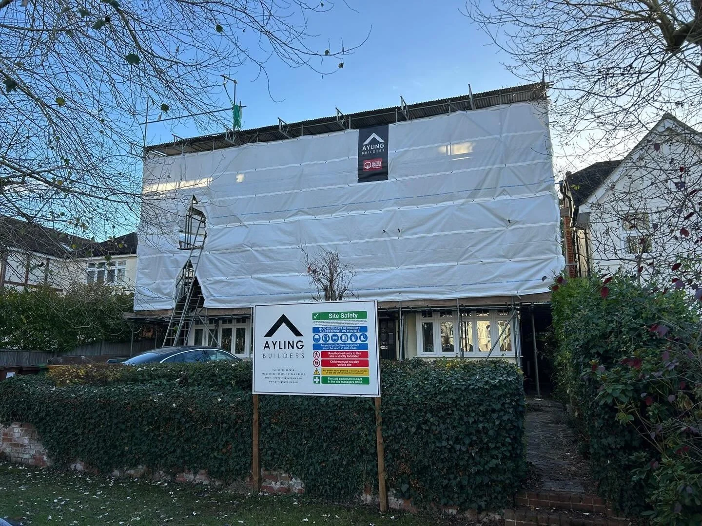 Temporary roof recently completed for a valuable client in Shenfield by the Aston team 🩵

Get in touch for all scaffolding needs, no job too big or small. 
Family run business with competitive rates and over 50 years experience in the trade 🤍 

079