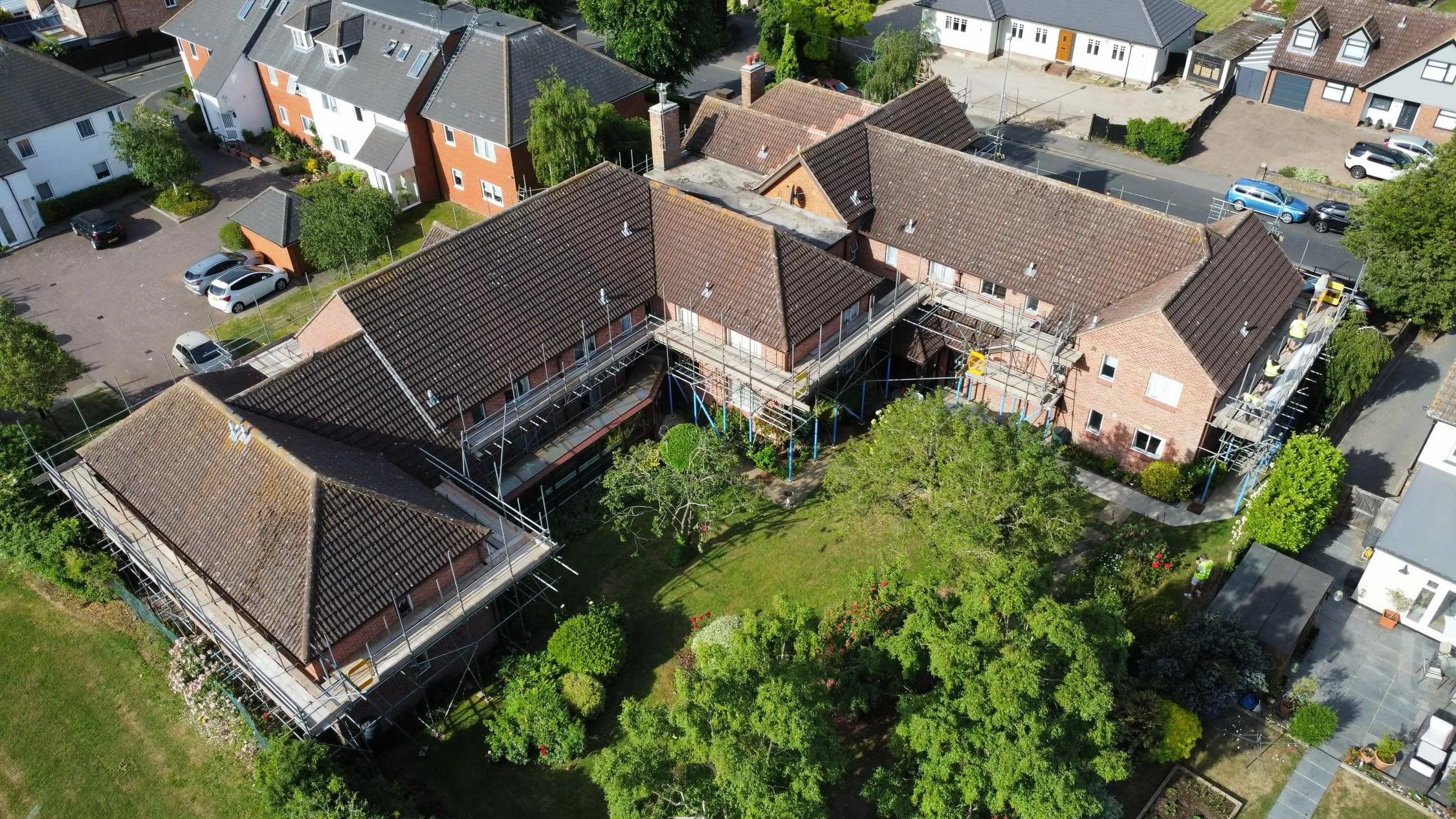 Another quality project successfully completed in Maldon by the Aston Team 🦾

We supplied and erected scaffolding to the full perimeter of the property, providing safe and efficient access to the fascias and soffits for repair works to be completed.