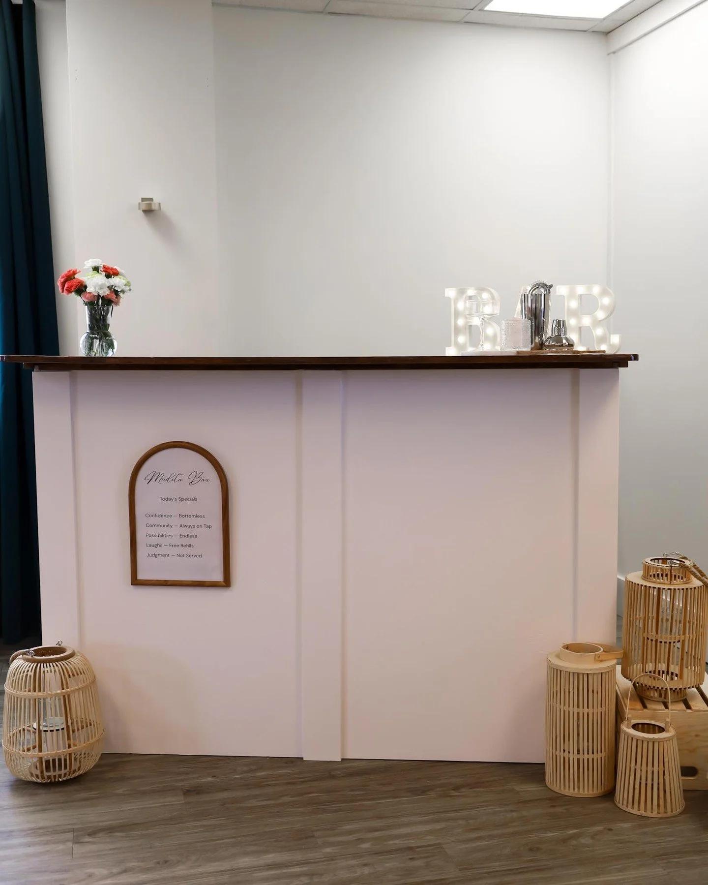The Hudson Bar, but make it yours ✨🤍
ㅤ
One of our favourite things about our rental collection is that it doesn't have to stay exactly as is. From a fresh coat of paint to thoughtful styling details, many of our pieces can be customized to fit seaml