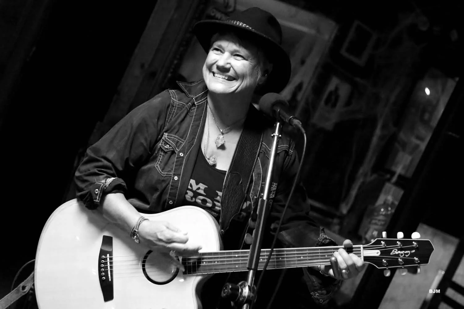 Niccole Blaze Bar365 - Riverside Hotel