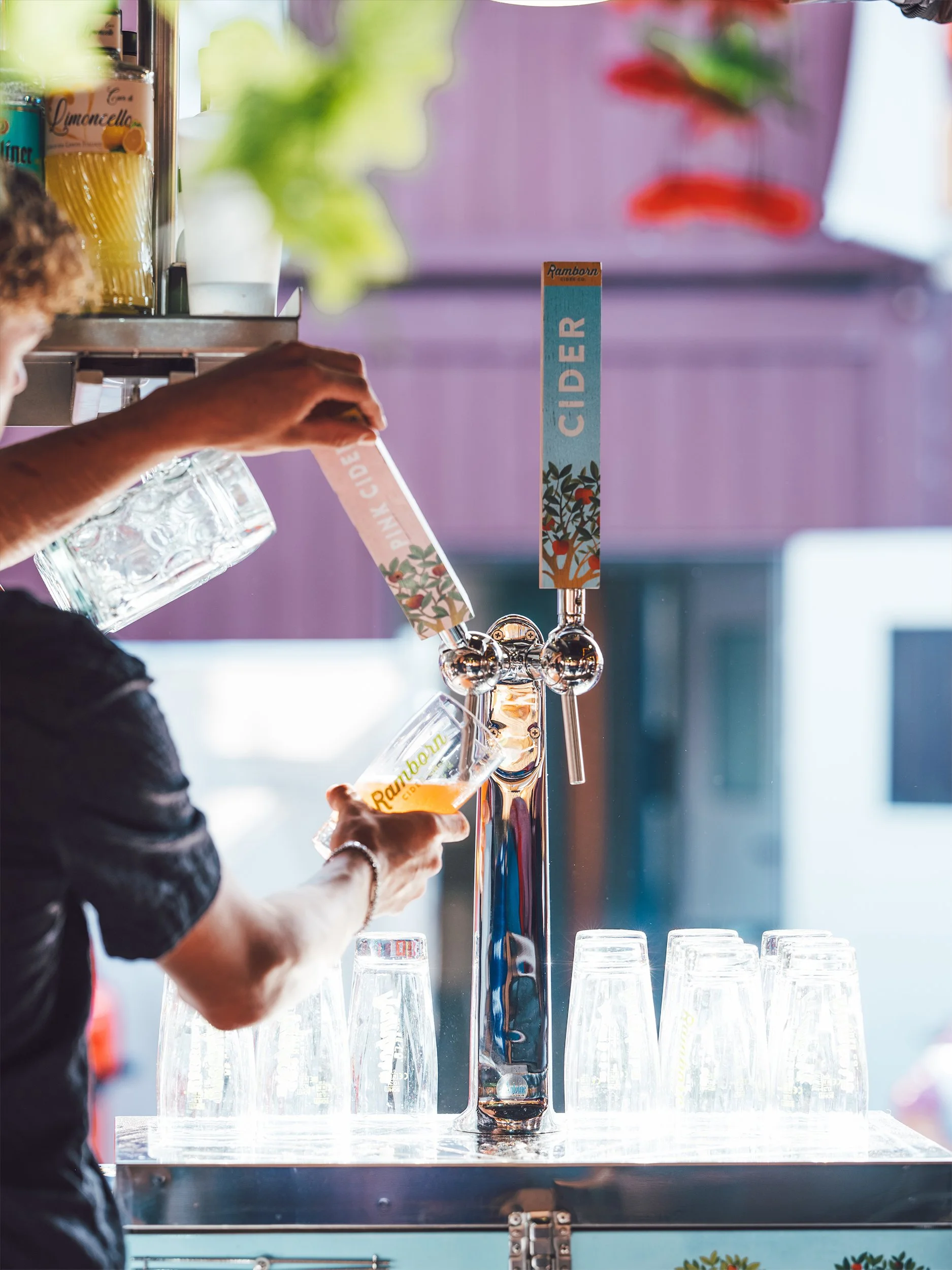 Ramborn Cider wird frisch vom Fass in ein gebrandetes Glas gezapft.