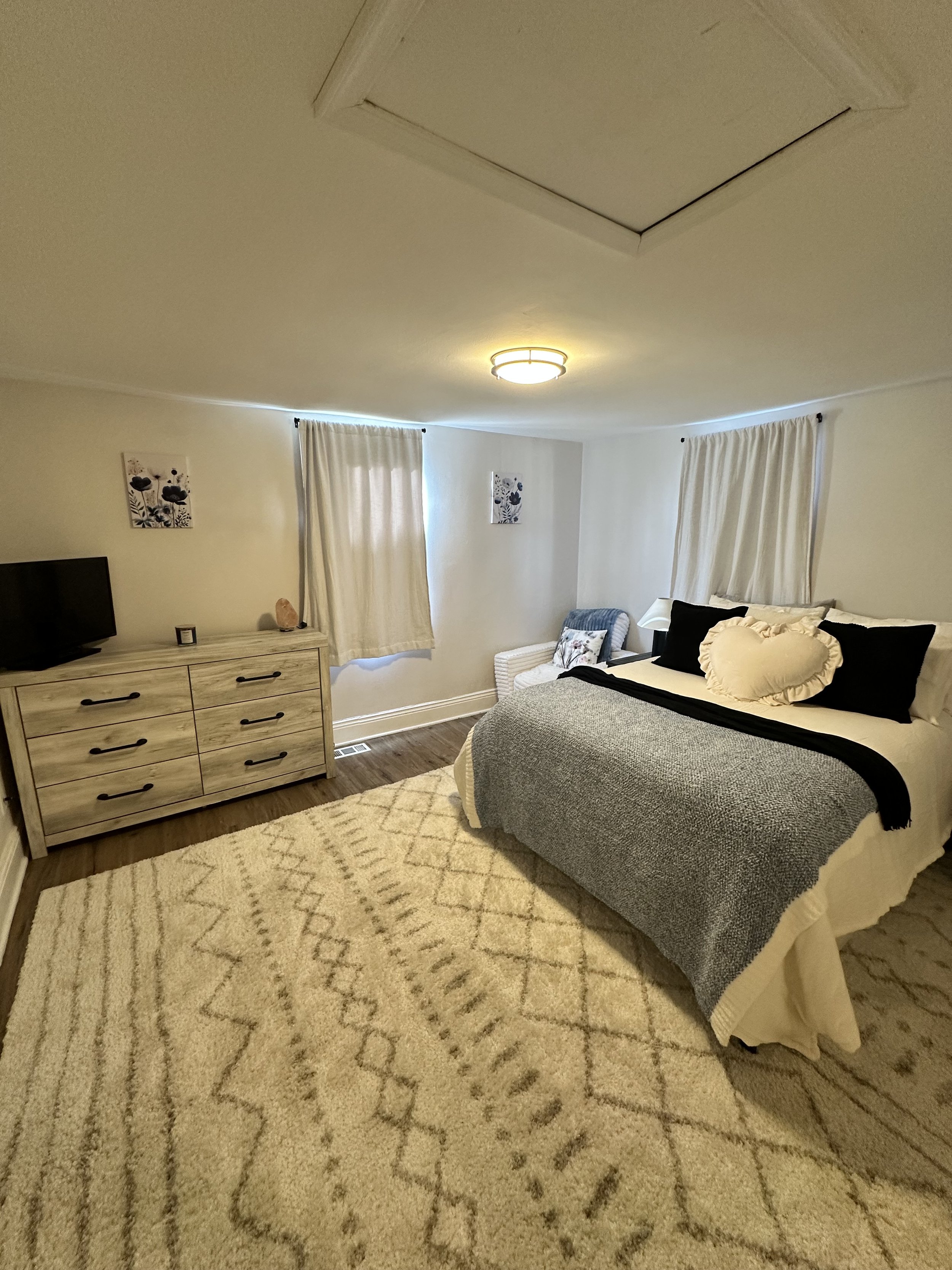 Master Bedroom – Queen-size bed, flat-screen TV, extra blankets, soft lighting, and a calming ambiance perfect for unwinding.