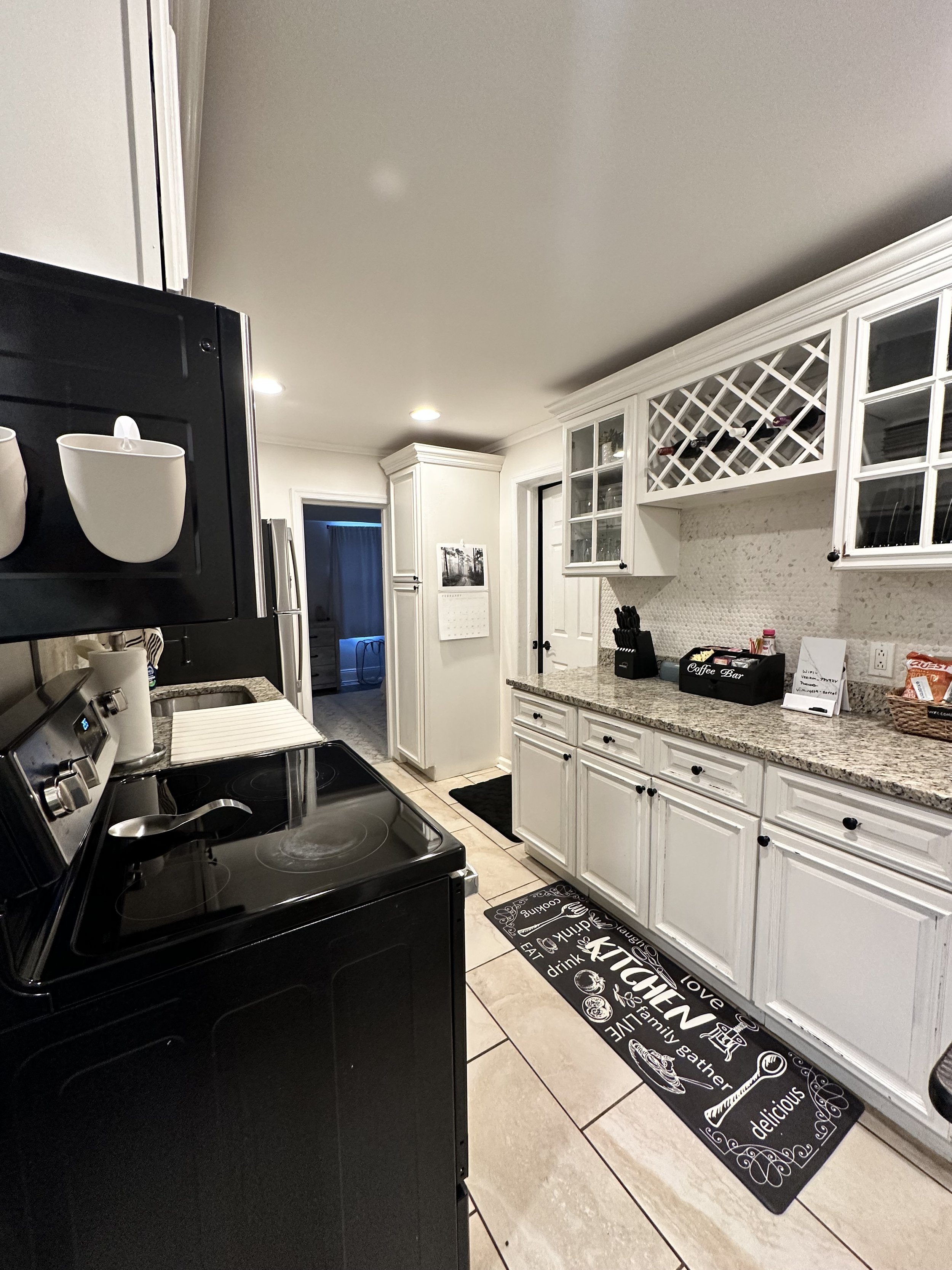 The fully updated kitchen features stainless steel appliances, cookware, and everything you need to enjoy a home-cooked meal. Plus:
Complimentary snacks
A wine bar with glasses and accessories
A full coffee and tea station
Dining space perfect fo