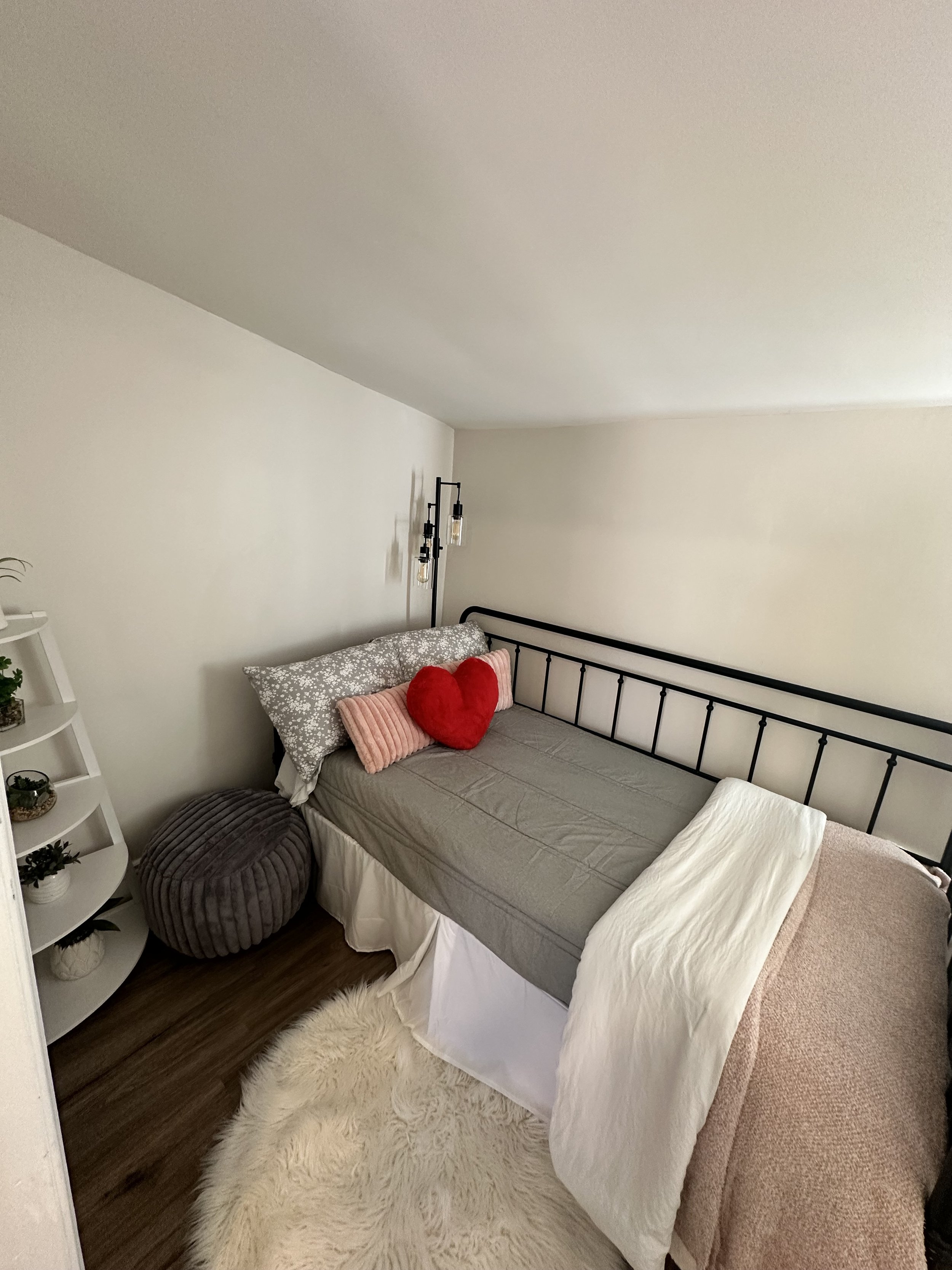 Front Room/Office – Twin-size bed with a private workstation, ideal for remote work or solo relaxation.
