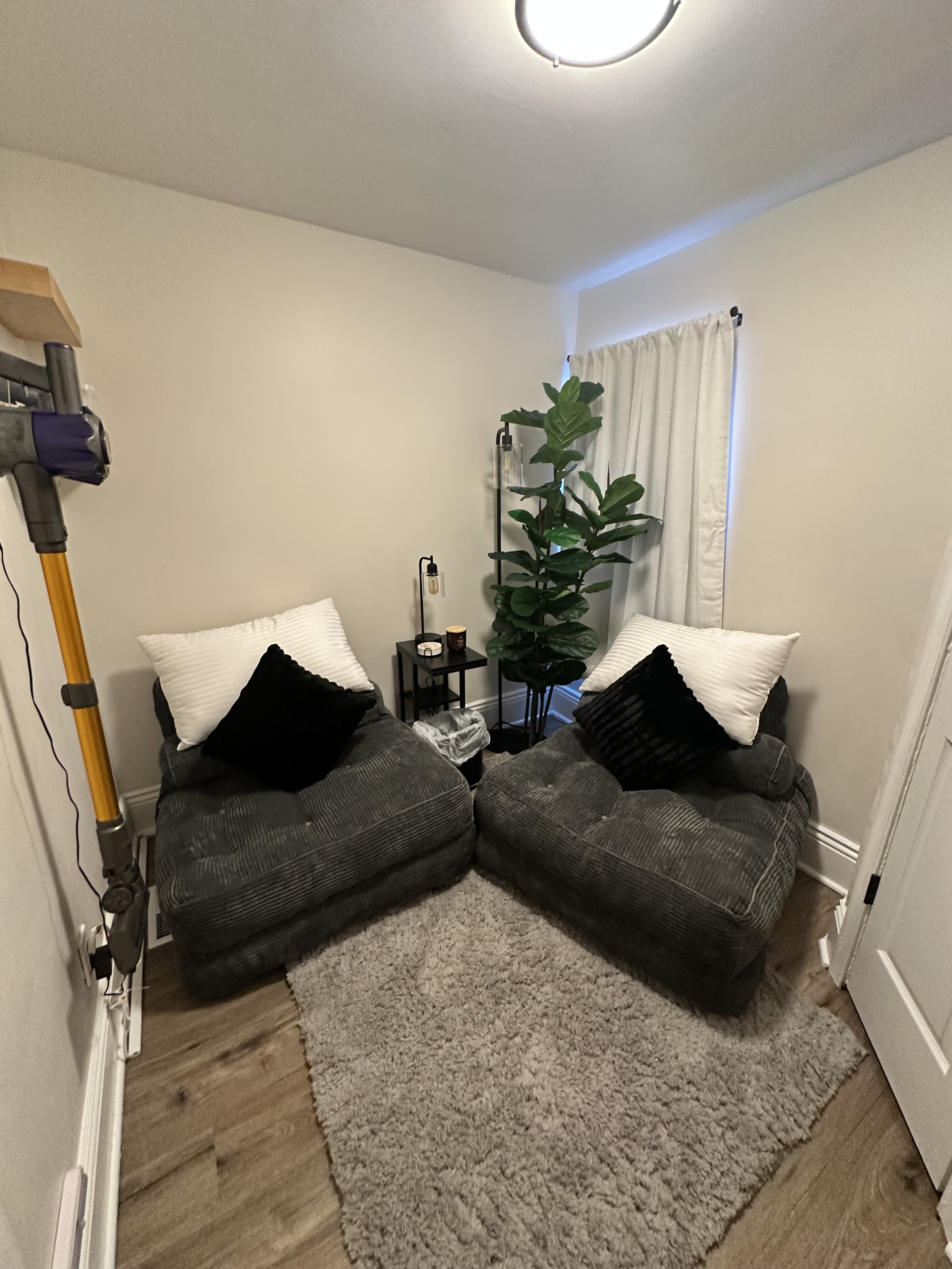 Side Room – Two comfy loveseat sofas that convert into twin-size beds—perfect for kids or extra guests.