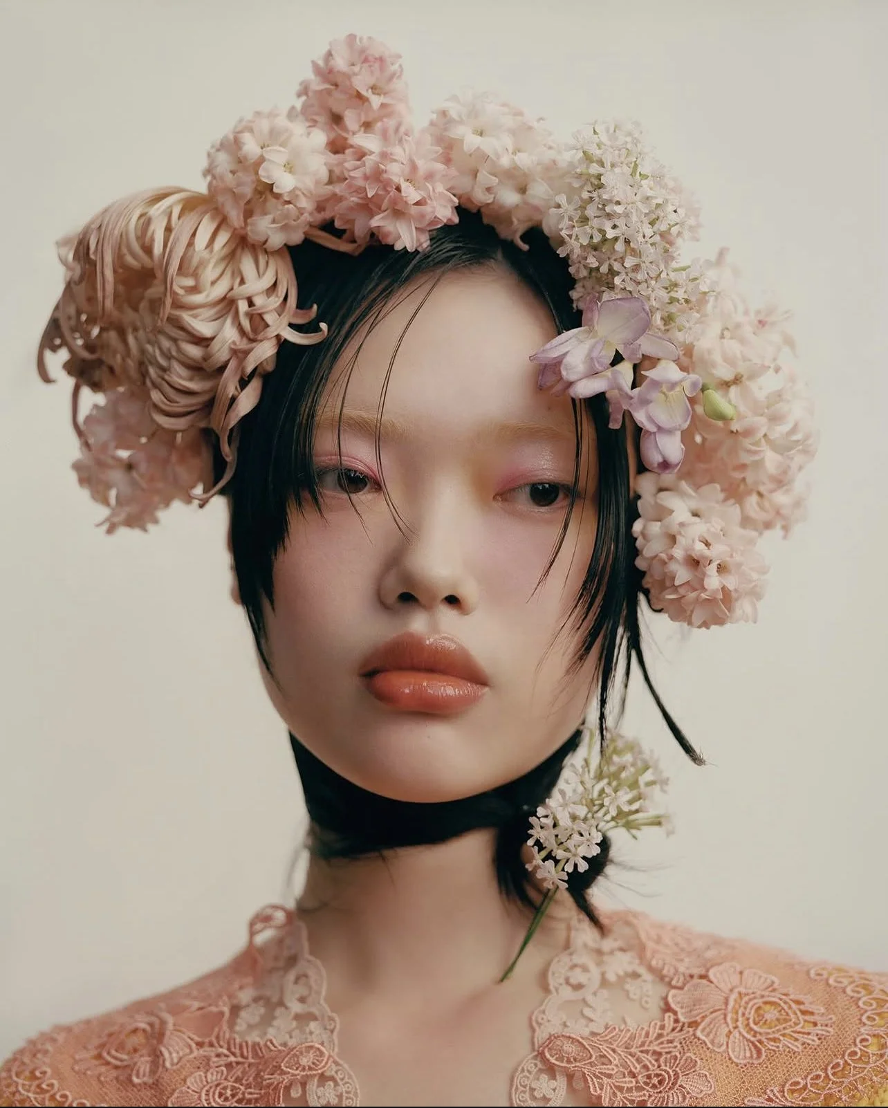 "Depuis l'Antiquité, les fleurs ont toujours été les matériaux idéaux pour que les femmes créent habilement du maquillage et prennent soin de leur peau. Les fleurs fleurissent et se fanent en leur temps, mais ce n'est qu'en préservant cette beauté ép