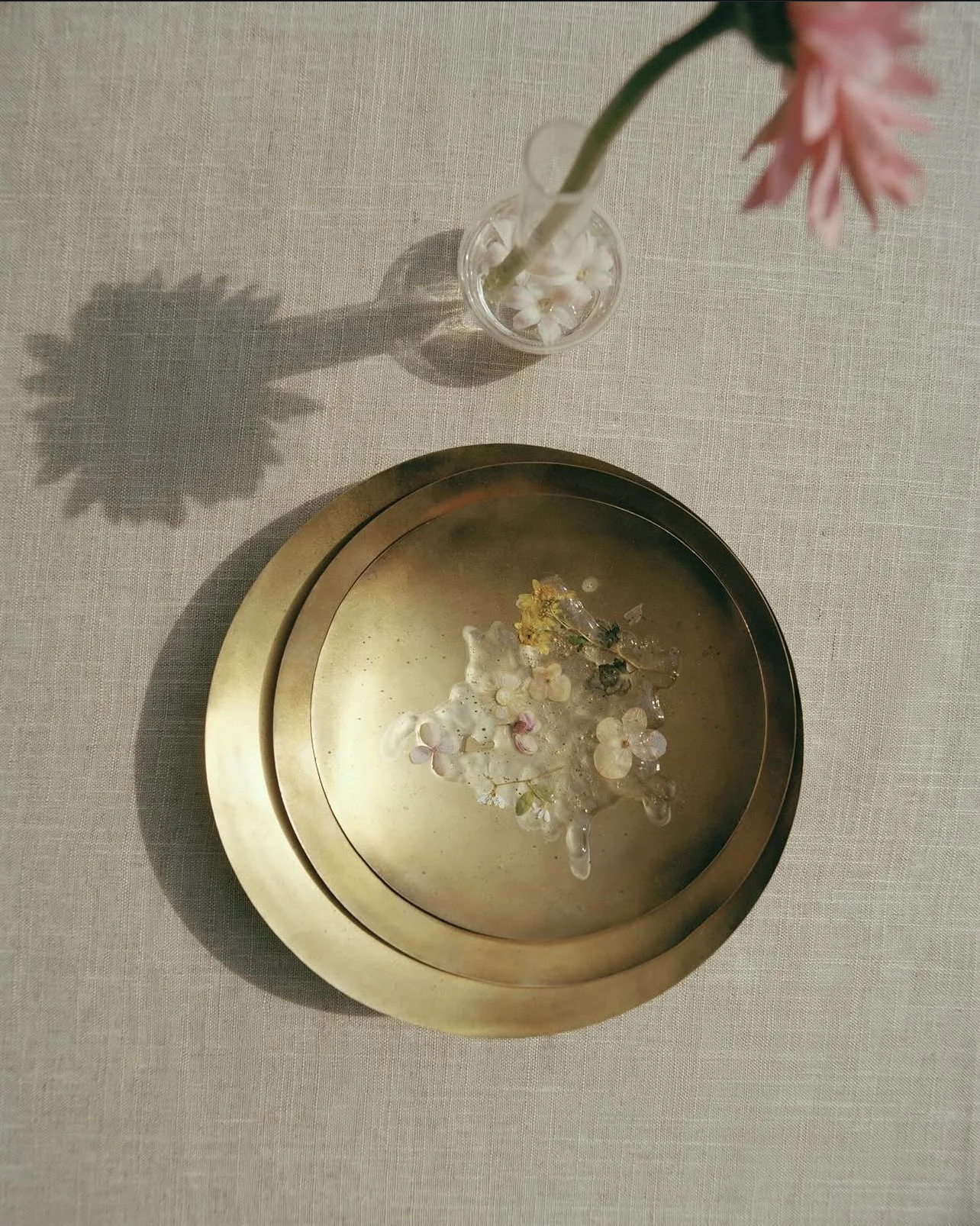 "Depuis l'Antiquité, les fleurs ont toujours été les matériaux idéaux pour que les femmes créent habilement du maquillage et prennent soin de leur peau. Les fleurs fleurissent et se fanent en leur temps, mais ce n'est qu'en préservant cette beauté ép