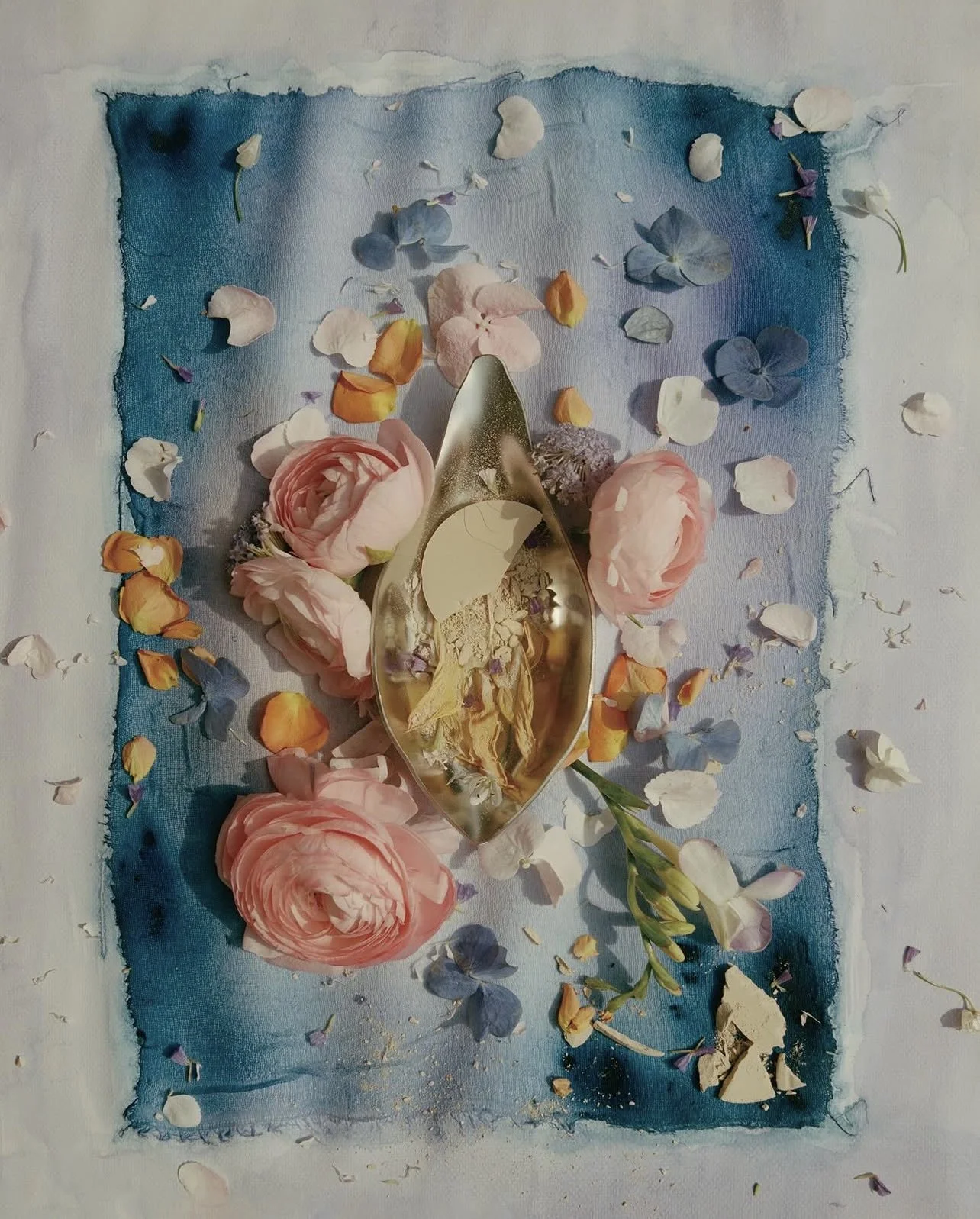 "Depuis l'Antiquité, les fleurs ont toujours été les matériaux idéaux pour que les femmes créent habilement du maquillage et prennent soin de leur peau. Les fleurs fleurissent et se fanent en leur temps, mais ce n'est qu'en préservant cette beauté ép