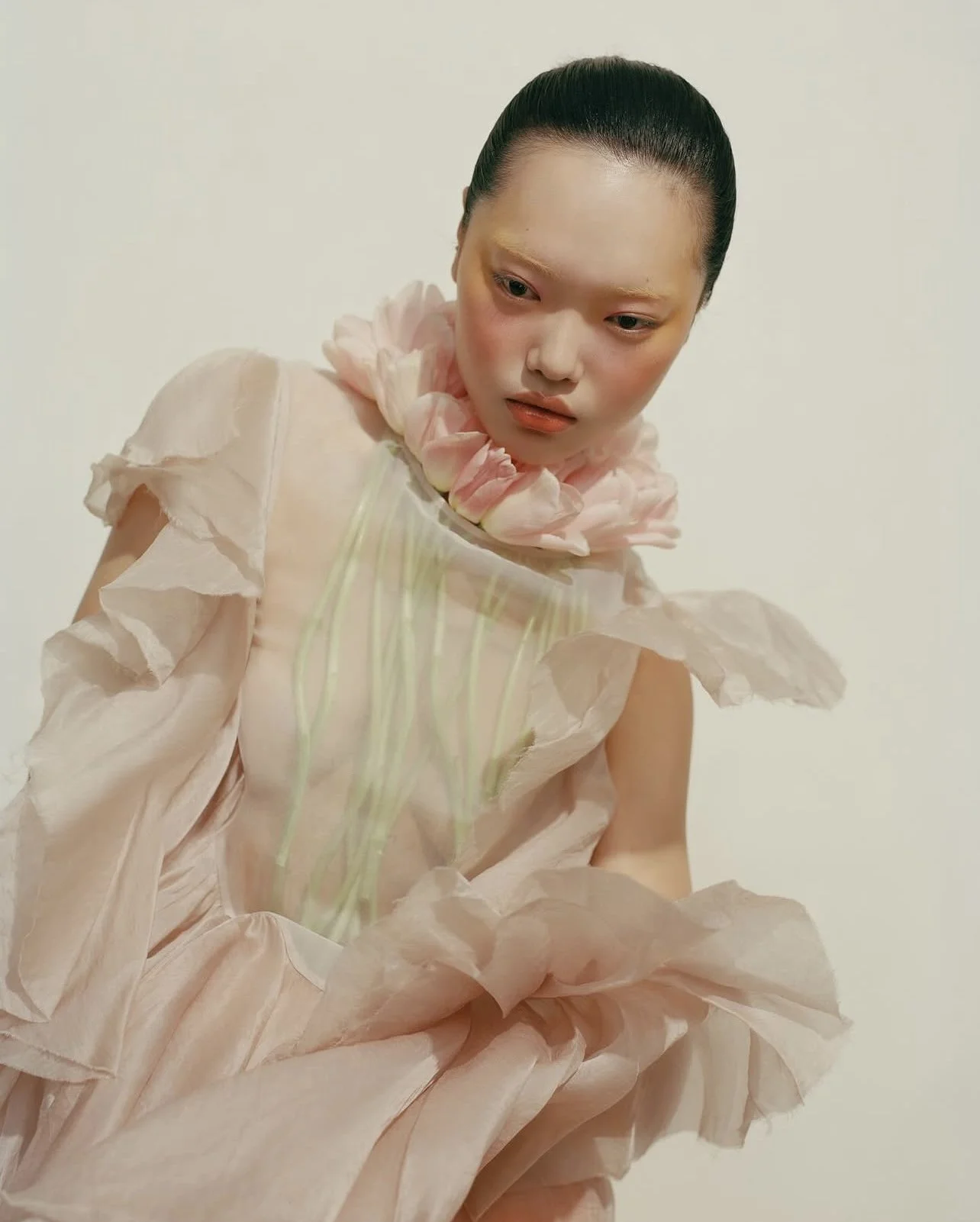 "Depuis l'Antiquité, les fleurs ont toujours été les matériaux idéaux pour que les femmes créent habilement du maquillage et prennent soin de leur peau. Les fleurs fleurissent et se fanent en leur temps, mais ce n'est qu'en préservant cette beauté ép