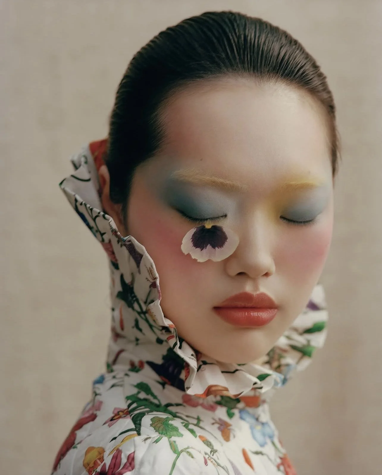 "Depuis l'Antiquité, les fleurs ont toujours été les matériaux idéaux pour que les femmes créent habilement du maquillage et prennent soin de leur peau. Les fleurs fleurissent et se fanent en leur temps, mais ce n'est qu'en préservant cette beauté ép