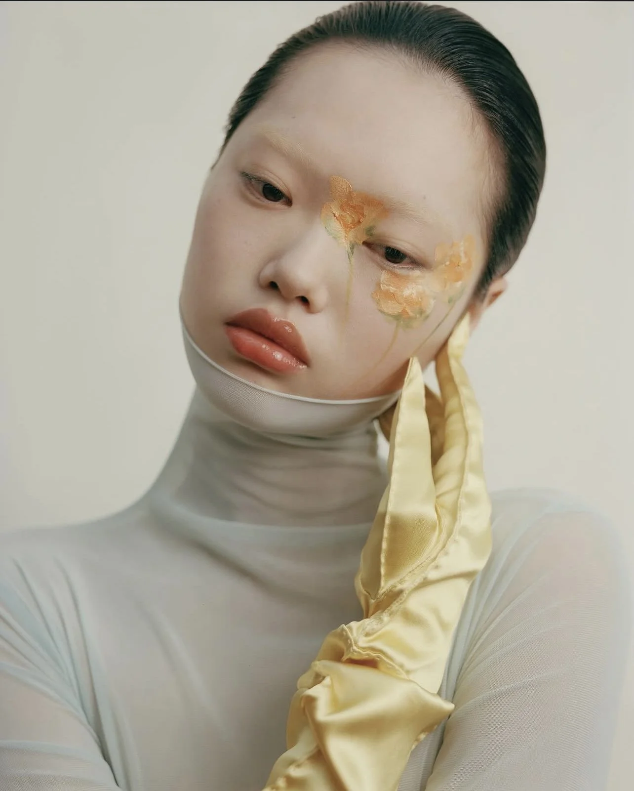 "Depuis l'Antiquité, les fleurs ont toujours été les matériaux idéaux pour que les femmes créent habilement du maquillage et prennent soin de leur peau. Les fleurs fleurissent et se fanent en leur temps, mais ce n'est qu'en préservant cette beauté ép