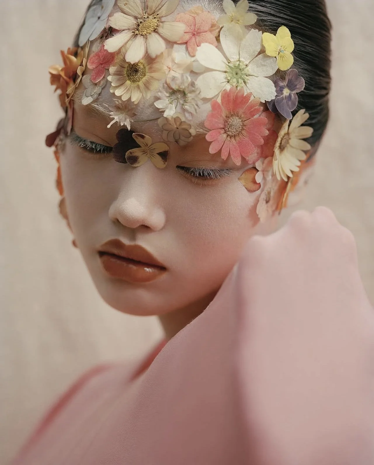 "Depuis l'Antiquité, les fleurs ont toujours été les matériaux idéaux pour que les femmes créent habilement du maquillage et prennent soin de leur peau. Les fleurs fleurissent et se fanent en leur temps, mais ce n'est qu'en préservant cette beauté ép