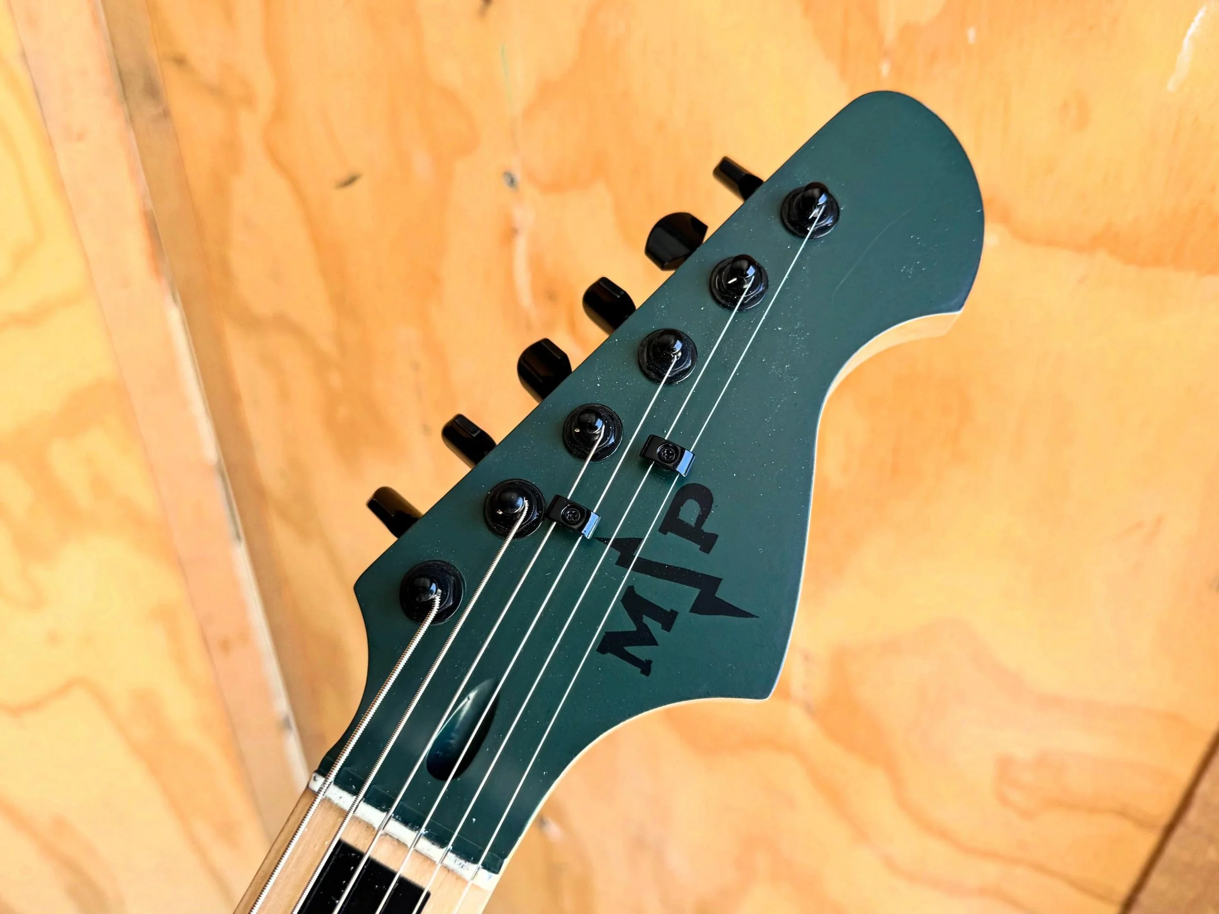 27&rdquo; scale
Olive drab green with WW1 MP custom decal
Lace Sensor pickups
//
#kennys #guitars #guitarist