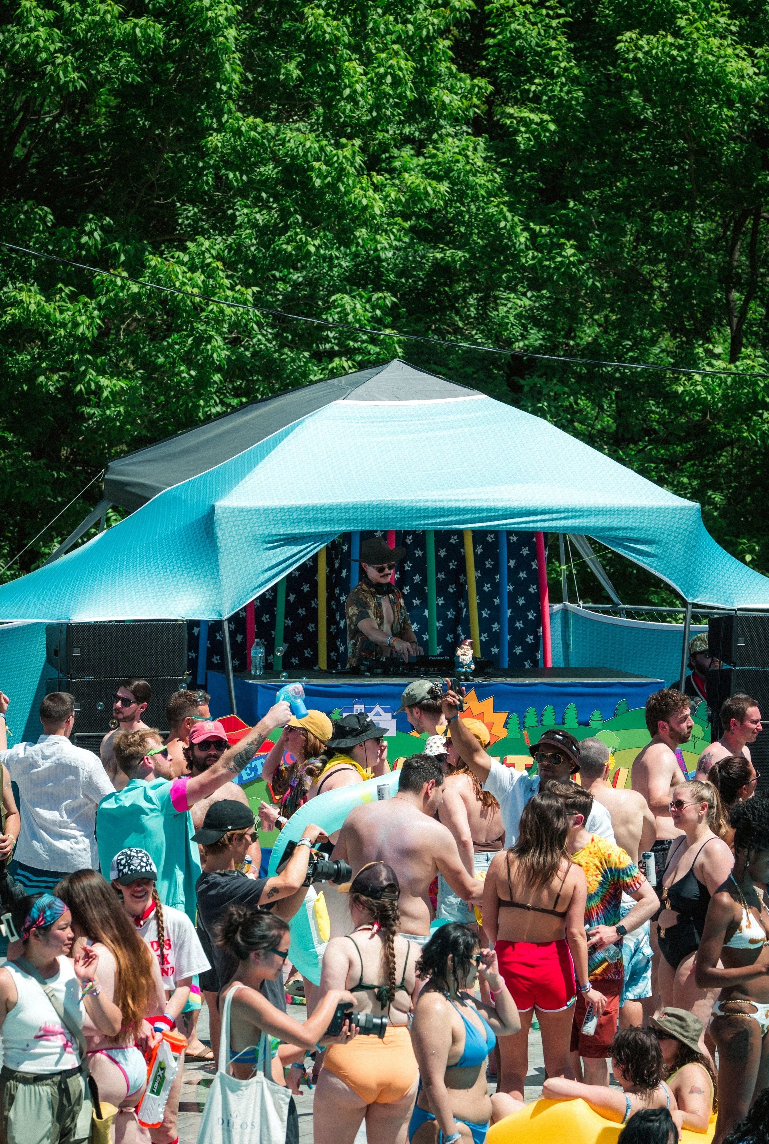 showcation2026_pixiedreamnyc_pool_music_jaymark4.jpg