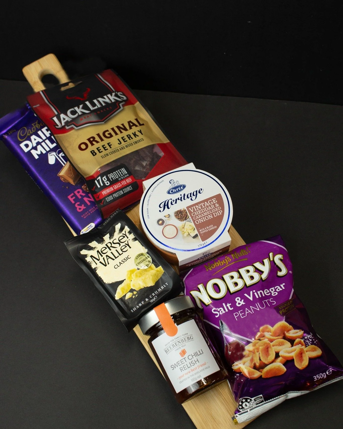 Happy Father&rsquo;s Day 💙
Spoil Dad with a gift box featuring our Heritage Vintage Cheddar &amp; Caramelised Onion dip, filled with flavour, it&rsquo;s the perfect addition to celebrate Father&rsquo;s Day 💙

 #ChrisDips #dip #fathersday #GiftIdeas