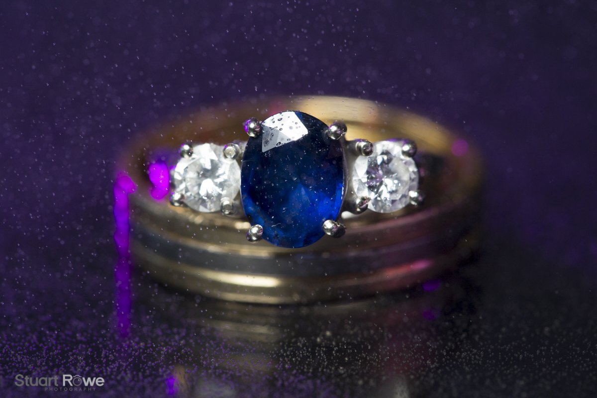 Gold ring with a central blue sapphire and two diamonds