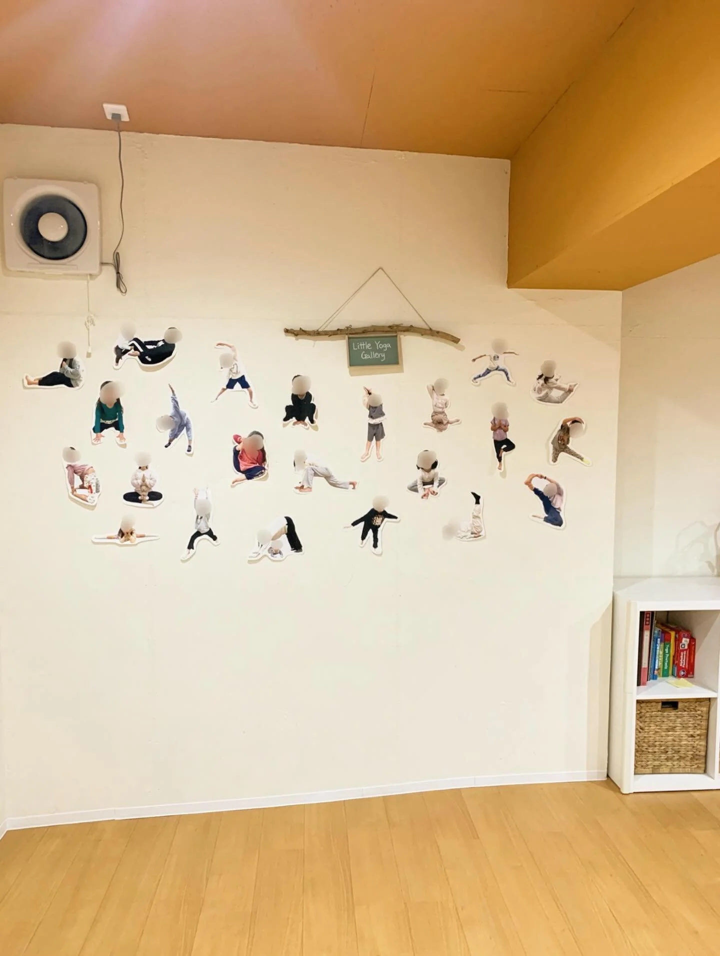 .
今年最後のレッスンが無事に終わりました✨2025年は、開業準備からスタジオオープン。暑い夏が終わったと思えば、もう年末で、あっという間の一年でした。

まっさらだったスタジオも、少しずつ温かみが出てきて、特に絵の具などで色がついてしまった壁や床が、愛おしくてたまりません🥹💓

そして最近は、みんなのヨガポーズの写真を飾る
「Little Yoga Gallery」 プロジェクトを始めました！！これからどうなっていくのか楽しみです♪

たくさんの出会いと、温かいご縁に心から感謝しています。