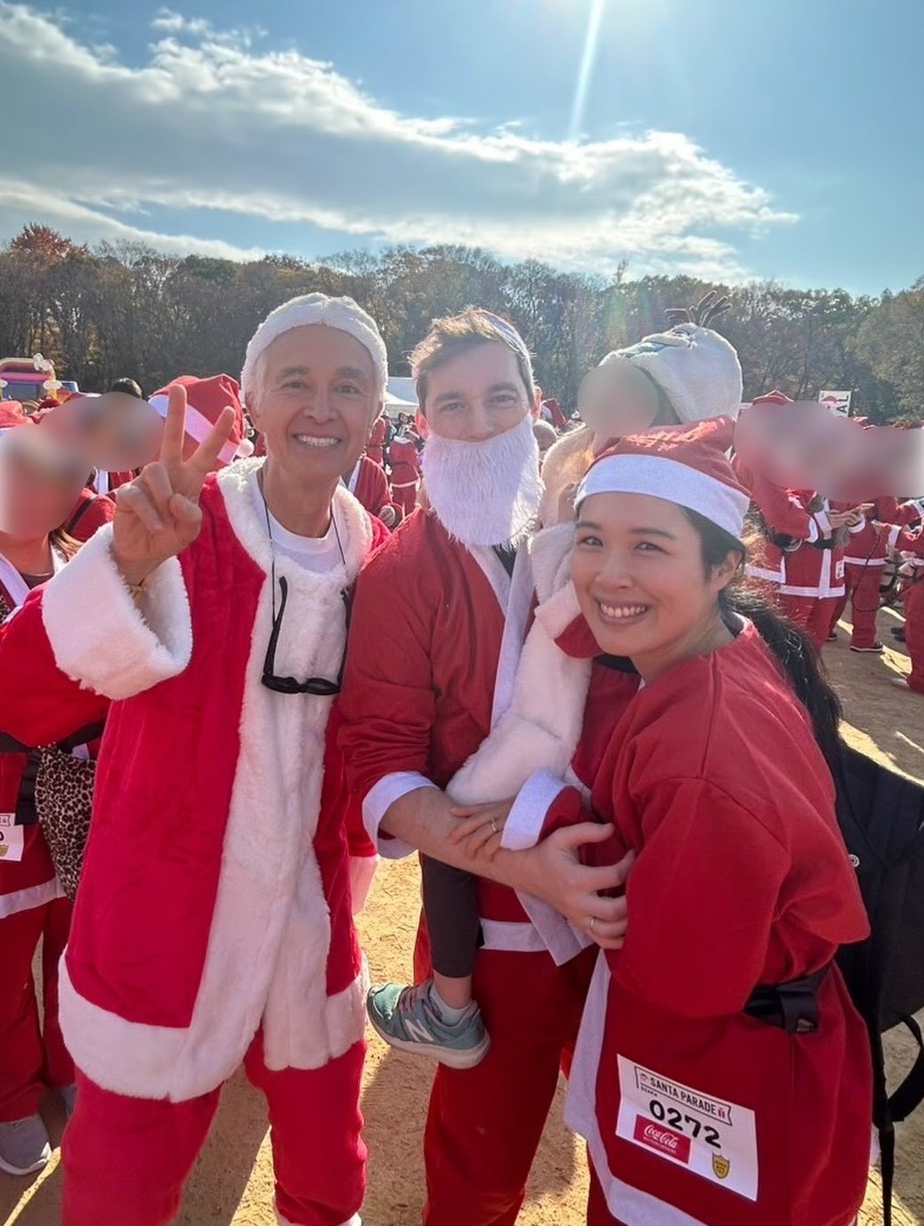 .
大阪城公園で行われた「サンタパレード」に初参加🎅✨
生徒さんのお母さんに教えてもらったチャリティーイベントで
前に着ていたサンタコスチュームを娘に譲ってくださいました！

ぽかぽか陽気の中、落ち葉が一面に広がっていて
「Crunch! Crunch!」と、歩くたびに心地よい音が！
秋と冬が混ざった季節を、家族で楽しむことができて
12月をもっと好きになれた1日でした🎄❤️

いただいた子ども用のサンタコスチュームは
サイズアウトしたらまた誰かに引き継いで
この素敵なイベントの話も伝えられ