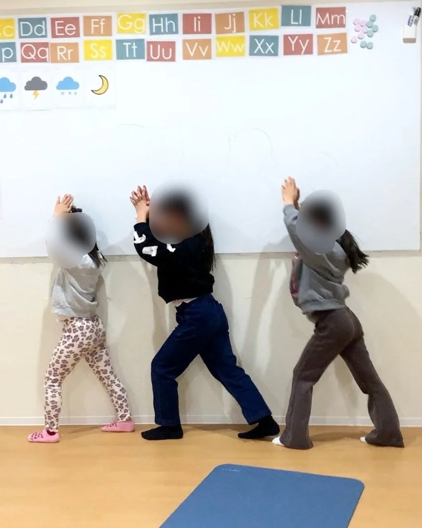 .
午年にちなんで
馬にまつわるポーズや呼吸、制作、英語表現など
年明けから各クラスで盛り上がっています！

生徒さんたちの想像力は本当に豊かで
走っている馬、草を食べている馬を真似するだけでなく
目の位置や足の筋肉の動きにまで意識を向けて
全身を使って「本気の馬」を表現してくれます🐴✨

私が真剣に鳴き声や、ひづめの音を真似しては
「そんなんちゃうで！」とツッコミが入り
さらに本気度の高い馬が返ってくるの繰り返し。
恥はとっくに捨てて、笑い優先です😂