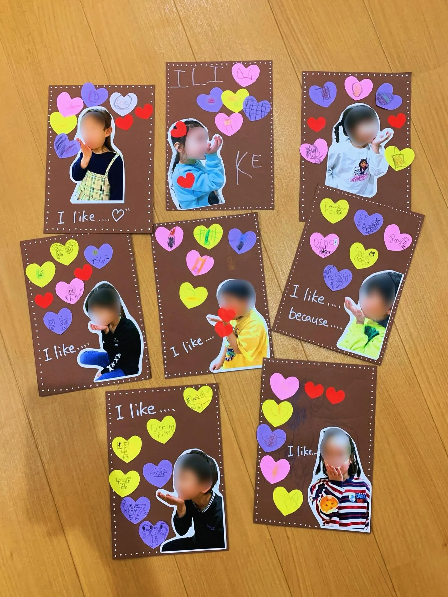 .
2月の制作は「バレンタイン」にちなんで
好きなものを書いてもらいました🍫🩷
写真はほんの一部ですが、素敵な作品に仕上がっています！

2月の最終週である今週は
この作品を使って、英語でミニプレゼンに挑戦します！
自分の好きを自分の力で伝える姿を見るのが楽しみです☺️🩷